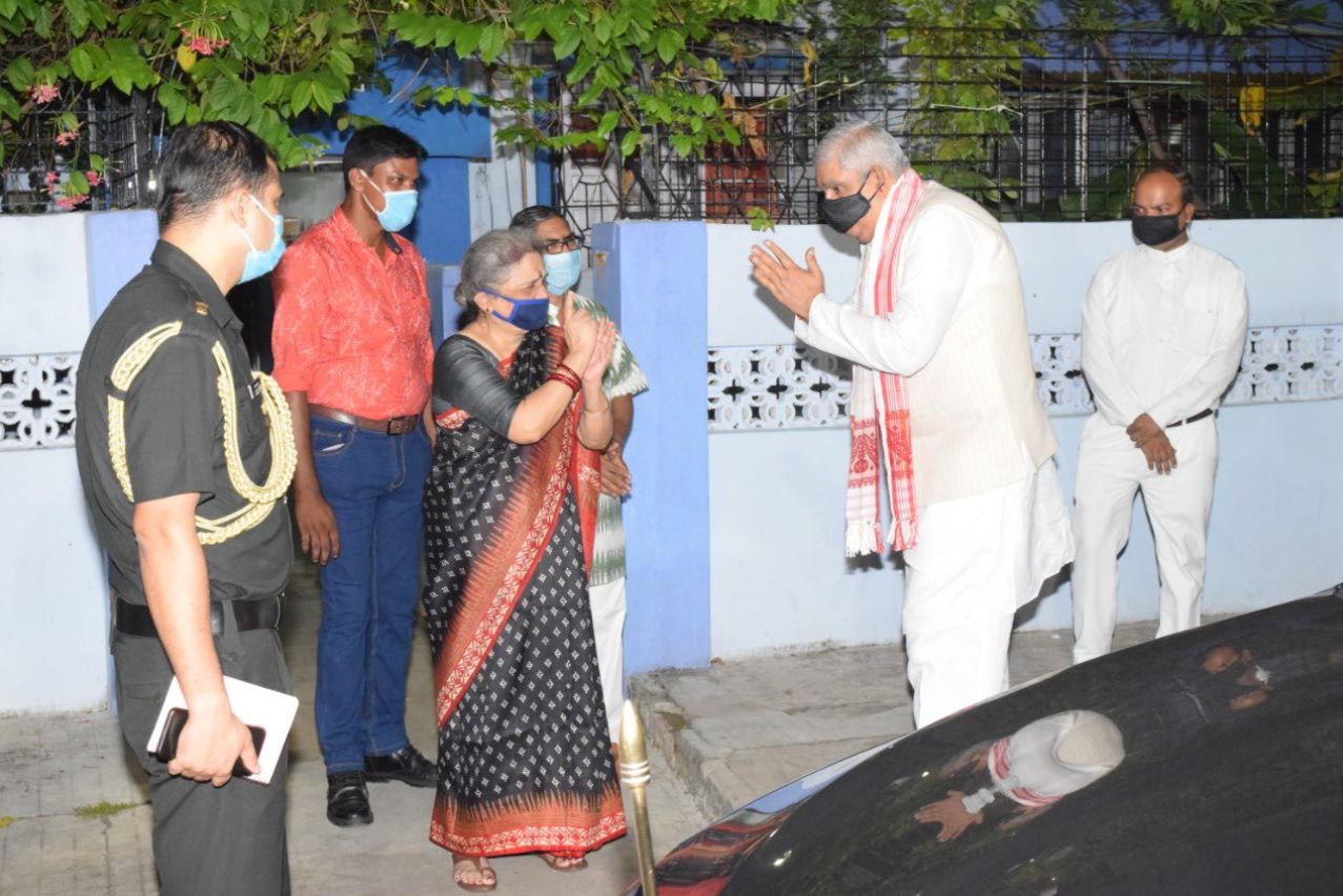 গত শনিবার প্রাক্তন মুখ্যমন্ত্রীর পাম অ্যাভিনিউয়ের ফ্ল্যাটে সস্ত্রীক যান রাজ্যপাল জগদীপ ধনখড়৷ প্রাক্তন মুখ্যমন্ত্রী এবং তাঁর পরিবারকে দুর্গা পুজোর শুভেচ্ছা জানানোর পাশাপাশি বুদ্ধদেববাবুর শারীরিক অবস্থারও খোঁজ নেন রাজ্যপাল৷ পরে সেই ছবি ট্যুইট করেন তিনি৷ সেই সূত্রেই অসুস্থ বুদ্ধদেব ভট্টাচার্যের ছবি প্রকাশ্যে চলে আসে৷ রোগশয্যায় থাকা বুদ্ধদেব ভট্টাচার্যের এই ছবি রাজ্যপাল কেন প্রকাশ্যে আনলেন, তা নিয়েই প্রশ্ন তুলেছে রাজ্য সিপিএম-এর৷Photo-Twitter/Jagdeep Dhankhar গত শনিবার প্রাক্তন মুখ্যমন্ত্রীর পাম অ্যাভিনিউয়ের ফ্ল্যাটে সস্ত্রীক যান রাজ্যপাল জগদীপ ধনখড়৷ প্রাক্তন মুখ্যমন্ত্রী এবং তাঁর পরিবারকে দুর্গা পুজোর শুভেচ্ছা জানানোর পাশাপাশি বুদ্ধদেববাবুর শারীরিক অবস্থারও খোঁজ নেন রাজ্যপাল৷ পরে সেই ছবি ট্যুইট করেন তিনি৷ সেই সূত্রেই অসুস্থ বুদ্ধদেব ভট্টাচার্যের ছবি প্রকাশ্যে চলে আসে৷ রোগশয্যায় থাকা বুদ্ধদেব ভট্টাচার্যের এই ছবি রাজ্যপাল কেন প্রকাশ্যে আনলেন, তা নিয়েই প্রশ্ন তুলেছে রাজ্য সিপিএম-এর৷Photo-Twitter/Jagdeep Dhankhar