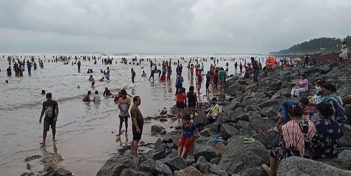 যদিও ৬ মাস দীঘা পর্যটন কেন্দ্র বন্ধ থাকার পর গত পয়লা জুলাই থেকে খুলে গিয়েছে দিঘা। যার কারণে দিঘায় শুরু হয়েছে পর্যটকদের আনাগোনা। তথ্য ও ছবি SUJIT BHOWMIK যদিও ৬ মাস দীঘা পর্যটন কেন্দ্র বন্ধ থাকার পর গত পয়লা জুলাই থেকে খুলে গিয়েছে দিঘা। যার কারণে দিঘায় শুরু হয়েছে পর্যটকদের আনাগোনা। তথ্য ও ছবি SUJIT BHOWMIK