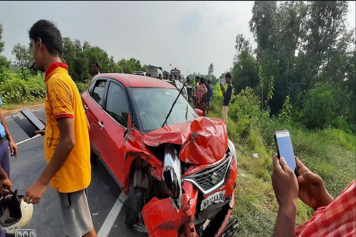 মৃত মহিলার নাম সানু বিবি৷ তিনি স্বামী এবং পুত্রের সঙ্গে দিঘা বেড়াতে যাচ্ছিলেন৷ ওই মহিলা পর্যটক ছাড়াও আরও ৯ জন গুরুতর আহত হয়েছেন বলে খবর৷ তথ্য ও ছবি- সুজিৎ ভৌমিক মৃত মহিলার নাম সানু বিবি৷ তিনি স্বামী এবং পুত্রের সঙ্গে দিঘা বেড়াতে যাচ্ছিলেন৷ ওই মহিলা পর্যটক ছাড়াও আরও ৯ জন গুরুতর আহত হয়েছেন বলে খবর৷ তথ্য ও ছবি- সুজিৎ ভৌমিক