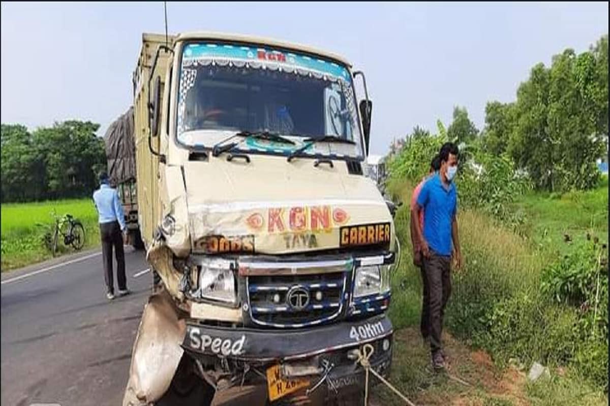 প্রত্যক্ষদর্শীরা জানিয়েছেন, দিঘা গামী পর্যটকদের একটি গাড়ি অন্য একটি গাড়িকে ওভারটেক করতে গিয়েই বিপত্তি ঘটে৷ তিনটি ছোট গাড়ি এবং একটি পণ্যবাহী গাড়ি দুর্ঘটনার কবলে পড়ে৷ তথ্য ও ছবি- সুজিৎ ভৌমিক প্রত্যক্ষদর্শীরা জানিয়েছেন, দিঘা গামী পর্যটকদের একটি গাড়ি অন্য একটি গাড়িকে ওভারটেক করতে গিয়েই বিপত্তি ঘটে৷ তিনটি ছোট গাড়ি এবং একটি পণ্যবাহী গাড়ি দুর্ঘটনার কবলে পড়ে৷ তথ্য ও ছবি- সুজিৎ ভৌমিক