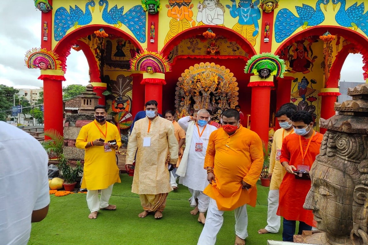 সূত্রের খবর ,মোদির জন্য সাদা পাঞ্জাবি গিয়েছে কলকাতা থেকেই। নিয়ে গিয়েছেন বাবুল সুপ্রিয়। অনুষ্ঠান শুরু হয়েছে বাবুল সুপ্রিয়র রবীন্দ্রসঙ্গীত দিয়েই। সূত্রের খবর ,মোদির জন্য সাদা পাঞ্জাবি গিয়েছে কলকাতা থেকেই। নিয়ে গিয়েছেন বাবুল সুপ্রিয়। অনুষ্ঠান শুরু হয়েছে বাবুল সুপ্রিয়র রবীন্দ্রসঙ্গীত দিয়েই।