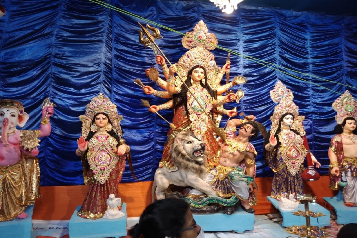 করোনা সংক্রমণ থাবা বসিয়েছে রোজগারে ৷ তবুও অভুক্ত থাকলেও মায়ের পুজো বন্ধ করতে নারাজ ছিল যৌনপল্লীর বাসিন্দারা ৷ বহু আইনি লড়াইয়ের পর অর্জিত দুর্গা পুজো করার অধিকার হারাতে নারাজ মানুষগুলো এবছরও আয়োজন করেছেন মা দুর্গার আবাহনের ৷ করোনা সংক্রমণ থাবা বসিয়েছে রোজগারে ৷ তবুও অভুক্ত থাকলেও মায়ের পুজো বন্ধ করতে নারাজ ছিল যৌনপল্লীর বাসিন্দারা ৷ বহু আইনি লড়াইয়ের পর অর্জিত দুর্গা পুজো করার অধিকার হারাতে নারাজ মানুষগুলো এবছরও আয়োজন করেছেন মা দুর্গার আবাহনের ৷