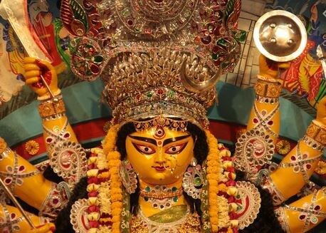 করোনা অধ্যায়ে পরিবহণ দফতর ঠাকুর দেখানোর ও নিরঞ্জন দেখানোর এই ব্যবস্থা করবে কিনা তা নিয়ে একটা সন্দেহ ছিল। অবশেষে সেই প্রক্রিয়া সম্পূর্ণ হল। ফলে ছোঁয়াচ এড়িয়ে ঠাকুর দেখার সুযোগ মিলল কলকাতায় রাজ্য পরিবহণ দফতরের হাত ধরে। রাজ্য পরিবহণ দফতরের এক আধিকারিক জানিয়েছেন, গোটা ব্যবস্থাপনা করে তাদের আয় হয়েছে ভালই।Info-Abir Ghosal, Photo-File করোনা অধ্যায়ে পরিবহণ দফতর ঠাকুর দেখানোর ও নিরঞ্জন দেখানোর এই ব্যবস্থা করবে কিনা তা নিয়ে একটা সন্দেহ ছিল। অবশেষে সেই প্রক্রিয়া সম্পূর্ণ হল। ফলে ছোঁয়াচ এড়িয়ে ঠাকুর দেখার সুযোগ মিলল কলকাতায় রাজ্য পরিবহণ দফতরের হাত ধরে। রাজ্য পরিবহণ দফতরের এক আধিকারিক জানিয়েছেন, গোটা ব্যবস্থাপনা করে তাদের আয় হয়েছে ভালই।Info-Abir Ghosal, Photo-File