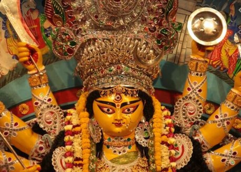 করোনা অধ্যায়ে পরিবহণ দফতর ঠাকুর দেখানোর ও নিরঞ্জন দেখানোর এই ব্যবস্থা করবে কিনা তা নিয়ে একটা সন্দেহ ছিল। অবশেষে সেই প্রক্রিয়া সম্পূর্ণ হল। ফলে ছোঁয়াচ এড়িয়ে ঠাকুর দেখার সুযোগ মিলল কলকাতায় রাজ্য পরিবহণ দফতরের হাত ধরে। রাজ্য পরিবহণ দফতরের এক আধিকারিক জানিয়েছেন, গোটা ব্যবস্থাপনা করে তাদের আয় হয়েছে ভালই।