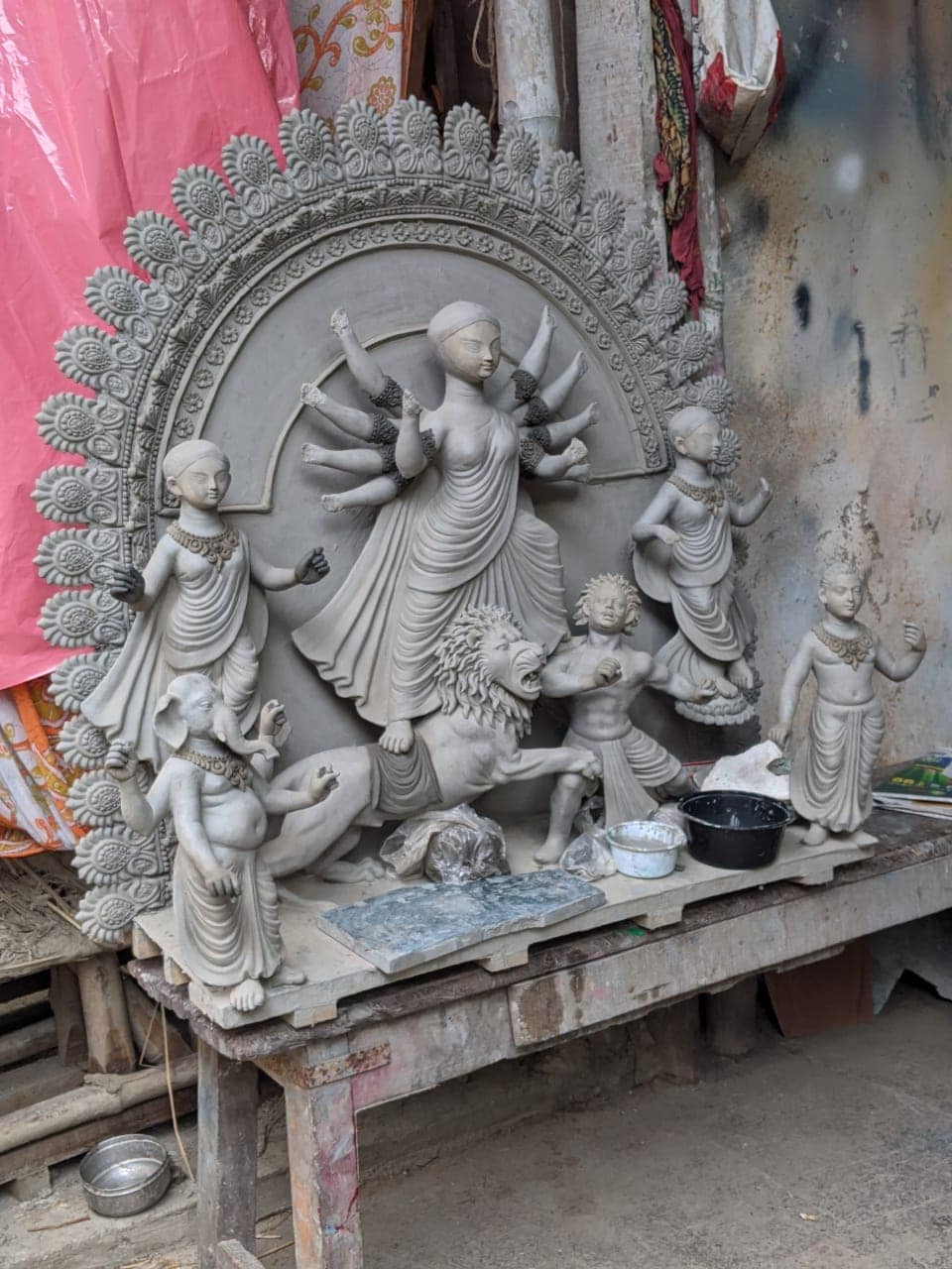 মুখে মাস্ক, হাতে স্যানিটাইজার ৷ শপিংমলে অল্প অল্প ভিড় জমছে পুজো শপিংয়ে ৷ সোশ্যাল ডিসটেন্সিং মেনেই চলছে দোকানপাট ৷ তারই মাঝে বাঁশ পড়েছে শহরের নামি প্যান্ডেলে ৷ Photo: Credit : Rahul Roy মুখে মাস্ক, হাতে স্যানিটাইজার ৷ শপিংমলে অল্প অল্প ভিড় জমছে পুজো শপিংয়ে ৷ সোশ্যাল ডিসটেন্সিং মেনেই চলছে দোকানপাট ৷ তারই মাঝে বাঁশ পড়েছে শহরের নামি প্যান্ডেলে ৷ Photo: Credit : Rahul Roy