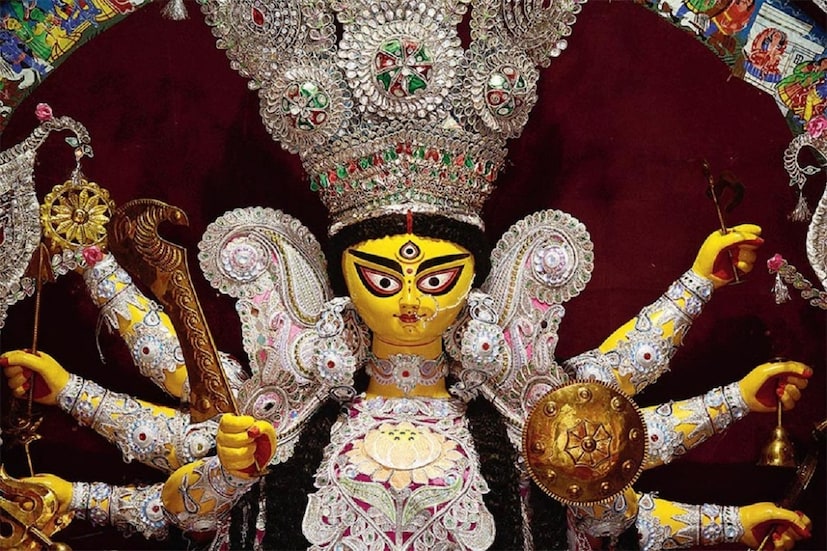 দুর্গাপুজোর সঙ্গে ওতপ্রোত ভাবে জড়িয়ে রয়েছে চণ্ডীপাঠ। মহাপুজোয় চণ্ডীপাঠ জড়িয়ে রয়েছে অবিচ্ছেদ্য অংশ হিসেবে। কথিত আছে, এতেই পূর্ণতা লাভ হয়