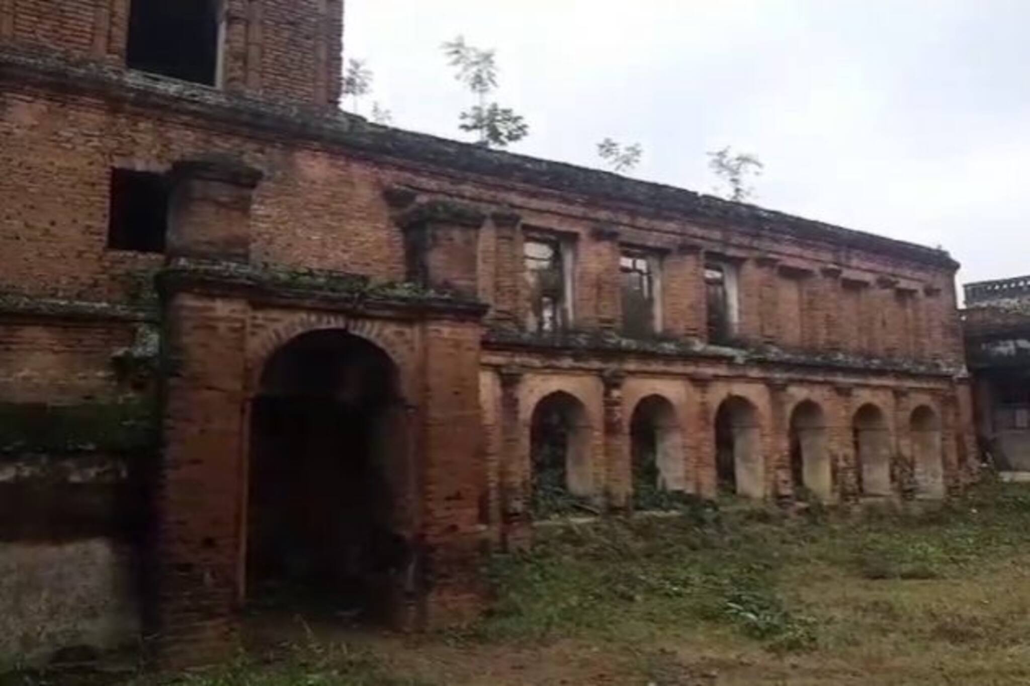 আজও নহবতের সুর জানান দেয় চৌধুরী জমিদার বাড়ির দুর্গাপূজা শুরু