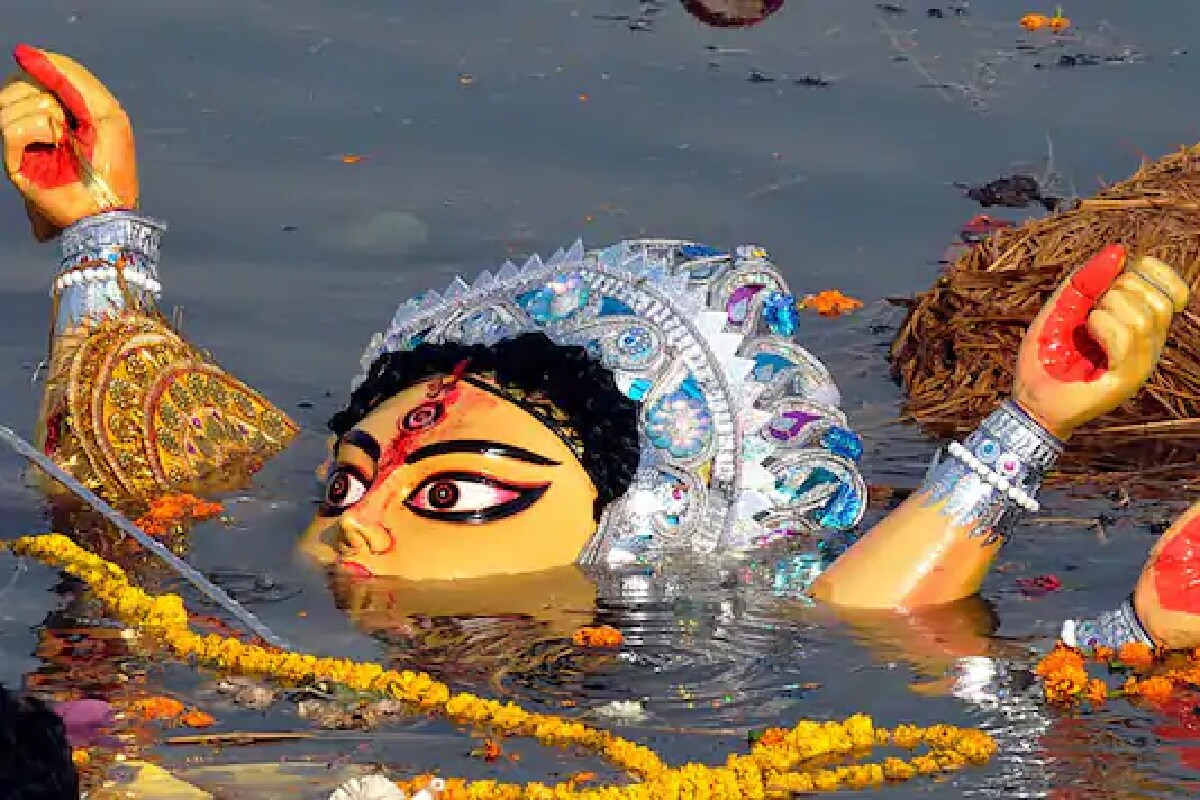মাঝের যে কয়েকটি ঘাটে হাওড়া ও কলকাতার দিকে প্রতিমা নিরঞ্জন হয় তার সবগুলিই দেখানো হবে। তবে শুধু ঘুরিয়ে দেখানো নয়, থাকছে স্ন্যাক্স ও ডিনারের ব্যবস্থা। মাথাপিছু প্যাকেজ রাখা হয়েছে ১৪০০ টাকা করে। অনলাইনে টিকিট কাটা যাচ্ছে www.wbtc.online.in সাইট থেকে । এছাড়া রাজ্য পরিবহণ নিগমের মিলেনিয়াম পার্ক ডিপো থেকেও এই টিকিট পাওয়া যাচ্ছে। সন্ধ্যা ৫ঃ৩০ থেকে রাত ৯ঃ৩০ পর্যন্ত চলবে এই ভ্রমণ। Info-Abir Ghosal, Photo-File মাঝের যে কয়েকটি ঘাটে হাওড়া ও কলকাতার দিকে প্রতিমা নিরঞ্জন হয় তার সবগুলিই দেখানো হবে। তবে শুধু ঘুরিয়ে দেখানো নয়, থাকছে স্ন্যাক্স ও ডিনারের ব্যবস্থা। মাথাপিছু প্যাকেজ রাখা হয়েছে ১৪০০ টাকা করে। অনলাইনে টিকিট কাটা যাচ্ছে www.wbtc.online.in সাইট থেকে । এছাড়া রাজ্য পরিবহণ নিগমের মিলেনিয়াম পার্ক ডিপো থেকেও এই টিকিট পাওয়া যাচ্ছে। সন্ধ্যা ৫ঃ৩০ থেকে রাত ৯ঃ৩০ পর্যন্ত চলবে এই ভ্রমণ। Info-Abir Ghosal, Photo-File