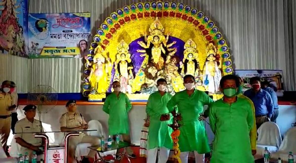 শুধু তাই নয়, কোর্টের নির্দেশ, আগে থেকে উদ্যোক্তাদের নামের তালিকা জমা দিতে হবে। মন্ডপের বাইরে উদ্যেক্তাদের নামের তালিকা টাঙাতে হবে ৷ সেই ব্যক্তিরাই শুধু মন্ডপে ঢুকতে পারবেন ৷ যে ৩৪ হাজার কমিটি অনুদান নিয়েছেন তাঁদের প্রত্যেকে হলফনামা দিতে হবে, বলেও জানিয়েছে আদালত ৷ শুধু তাই নয়, কোর্টের নির্দেশ, আগে থেকে উদ্যোক্তাদের নামের তালিকা জমা দিতে হবে। মন্ডপের বাইরে উদ্যেক্তাদের নামের তালিকা টাঙাতে হবে ৷ সেই ব্যক্তিরাই শুধু মন্ডপে ঢুকতে পারবেন ৷ যে ৩৪ হাজার কমিটি অনুদান নিয়েছেন তাঁদের প্রত্যেকে হলফনামা দিতে হবে, বলেও জানিয়েছে আদালত ৷
