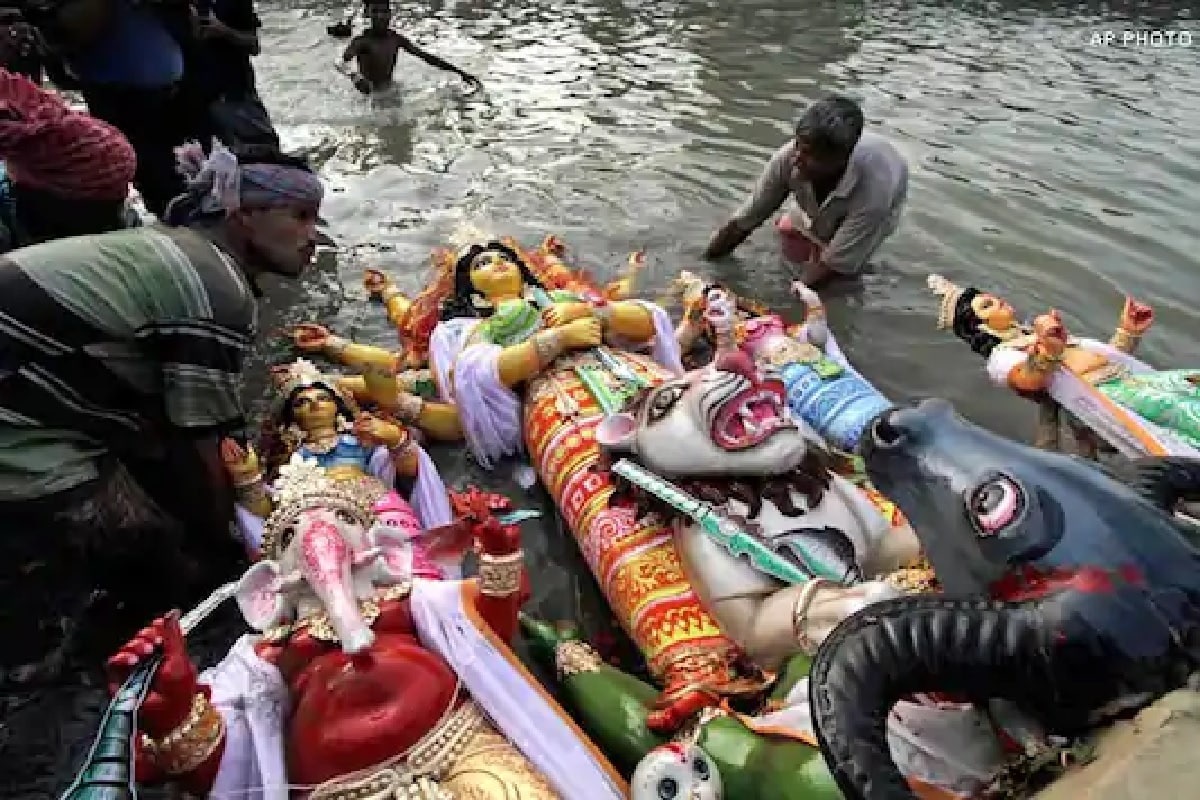 অন্যদিকে এবার সল্টলেক, নিউটাউনের পুজো দেখানো হয়েছে এসি বাসে করে। তবে এটা ইলেকট্রিক বাসে চেপে। ফলে দূষণমুক্ত পুজো দেখানোর ব্যবস্থা করা হয়েছিল। এই বিশেষ প্যাকেজে সল্টলেকের বাছাই করা পুজো মণ্ডপ দেখানো হয়। অন্যদিকে এসপ্ল্যানেড ও বারাসত ডিপো থেকে বাস করে দেখানো হয়েছে কলকাতার নাম করা বারোয়ারি পুজো। এসি ভলভো বাসে করে এই পুজো পরিক্রমা চলেছে।Info-Abir Ghosal, Photo-File(AP) অন্যদিকে এবার সল্টলেক, নিউটাউনের পুজো দেখানো হয়েছে এসি বাসে করে। তবে এটা ইলেকট্রিক বাসে চেপে। ফলে দূষণমুক্ত পুজো দেখানোর ব্যবস্থা করা হয়েছিল। এই বিশেষ প্যাকেজে সল্টলেকের বাছাই করা পুজো মণ্ডপ দেখানো হয়। অন্যদিকে এসপ্ল্যানেড ও বারাসত ডিপো থেকে বাস করে দেখানো হয়েছে কলকাতার নাম করা বারোয়ারি পুজো। এসি ভলভো বাসে করে এই পুজো পরিক্রমা চলেছে।Info-Abir Ghosal, Photo-File(AP)