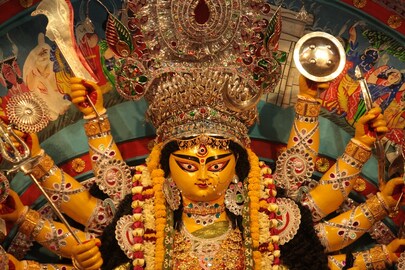 শুরু হয়ে গেছে নবরাত্রি। দুর্গাপুজোর ঢাকও বাজল বলে! এর পরেই আছে আলো-ঝলমল দিওয়ালি। এ সব কিছুর মধ্যে আসল কথা হল নিজেকে সুস্থ রাখা। তাই করোনা সংক্রমণ থেকে কী ভাবে নিজেকে রক্ষা করবেন এই উৎসবের মরশুমে, সেটা জেনে রাখা দরকার।