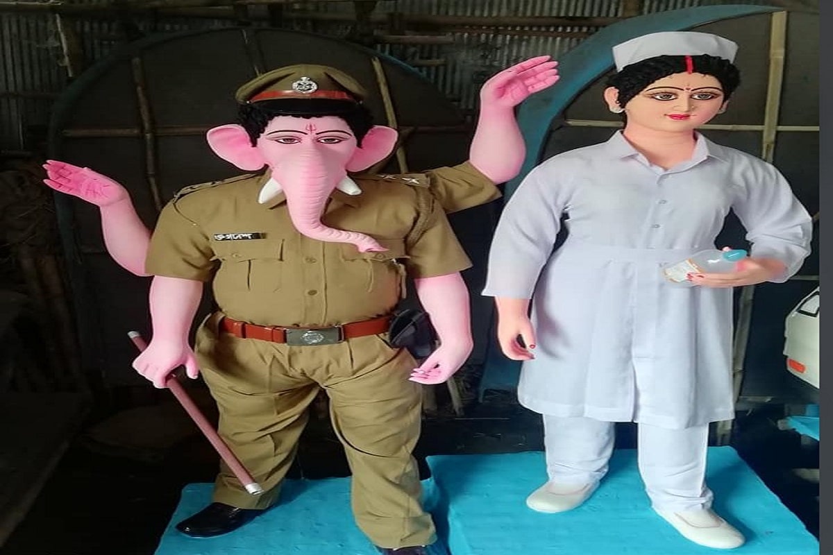 তবে ট্যুইটারেই শশী থারুরকে জবাব দিয়ে একজন দাবি করেছেন, এই মূর্তিটি ঝাড়খণ্ডের দেওঘরে তৈরি করা হয়েছে৷ শুধু চিকিৎসক রূপে মা দুর্গা নয়, গণেশকে পুলিশ এবং লক্ষ্মীকে স্বাস্থ্যকর্মী হিসেবে তুলে ধরে অন্যান্য করোনা যোদ্ধাদেরও সম্মান জানানো হয়েছে৷Photo-Nittya Paul/Facebook তবে ট্যুইটারেই শশী থারুরকে জবাব দিয়ে একজন দাবি করেছেন, এই মূর্তিটি ঝাড়খণ্ডের দেওঘরে তৈরি করা হয়েছে৷ শুধু চিকিৎসক রূপে মা দুর্গা নয়, গণেশকে পুলিশ এবং লক্ষ্মীকে স্বাস্থ্যকর্মী হিসেবে তুলে ধরে অন্যান্য করোনা যোদ্ধাদেরও সম্মান জানানো হয়েছে৷Photo-Nittya Paul/Facebook