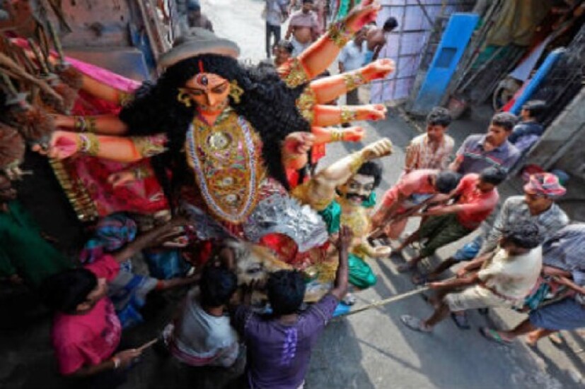 এবছর হাইকোর্টের নির্দেশের পরে মণ্ডপ ও প্রতিমা দেখতে হয়েছে দুরত্ব থেকে। কোথাও ব্যারিকেডে, তো কোথাও আবার দড়ির গায়ে ঝোলানো ছিল 'নো এন্ট্রি' বোর্ড।  মানুষের জমায়েত কীভাবে নিয়ন্ত্রণ করা হবে তার রূপরেখা আগেই চূড়ান্ত করে ফেলেছে কলকাতা পুরসভা ও পুলিশ।কলকাতা পুরসভার প্রশাসনিক বোর্ডের সদস্য  দেবাশিস কুমার জানিয়েছেন, পরিদর্শনের পর প্রাথমিকভাবে ছোট-বড় মিলিয়ে ১৫টি ঘাট-কে বিসর্জনের জন্য চিহ্নিত করা হয়েছে। প্রতিবারের মতো এবার ঘাটগুলি পর্যাপ্ত আলো ও ফুল-বেলপাতা-সহ অন্য সামগ্রী ফেলার আলাদা জায়গা থাকবে। পুজো কমিটির পাঁচজনের বেশি সদস্য ঘাটে প্রবেশ করতে পারবেন না।