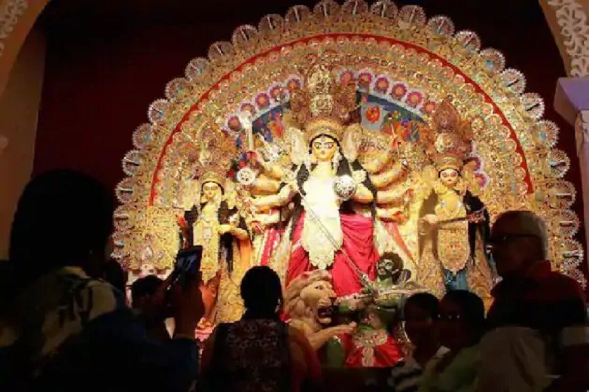 যদিও এর বিরুদ্ধ মতও রয়েছে৷ পশ্চিমবঙ্গের পঞ্চায়েত মন্ত্রী সুব্রত মুখোপাধ্যায় পুজোর পক্ষে সওয়াল করে সংবাদসংস্থাকে রয়টার্সকে জানিয়েছেন, 'পুজোর সময় গ্রামাঞ্চলের বহু মানুষ শহরে এসে কিছু অর্থ উপার্জন করেন৷ সেই সুযোগ থেকে তাঁদের বঞ্চিত করলে হয়তো করোনার থেকেও অনাহারে বেশি মানুষের মৃত্যু হবে৷' তিনি আরও বলেন, 'ধানের বীজ বপন এবং কাটার মরশুম শেষ হয়ে গিয়েছে৷ ফলে রাজ্যের একটা বড় অংশের মানুষ এখন উপার্জনহীন৷ একই ভাবে অসংখ্য ছোট ছোট ব্যবসায়ীও পুজোর সময় কিছু বাড়তি উপার্জনের দিকে তাকিয়ে থাকেন৷'Photo-File যদিও এর বিরুদ্ধ মতও রয়েছে৷ পশ্চিমবঙ্গের পঞ্চায়েত মন্ত্রী সুব্রত মুখোপাধ্যায় পুজোর পক্ষে সওয়াল করে সংবাদসংস্থাকে রয়টার্সকে জানিয়েছেন, 'পুজোর সময় গ্রামাঞ্চলের বহু মানুষ শহরে এসে কিছু অর্থ উপার্জন করেন৷ সেই সুযোগ থেকে তাঁদের বঞ্চিত করলে হয়তো করোনার থেকেও অনাহারে বেশি মানুষের মৃত্যু হবে৷' তিনি আরও বলেন, 'ধানের বীজ বপন এবং কাটার মরশুম শেষ হয়ে গিয়েছে৷ ফলে রাজ্যের একটা বড় অংশের মানুষ এখন উপার্জনহীন৷ একই ভাবে অসংখ্য ছোট ছোট ব্যবসায়ীও পুজোর সময় কিছু বাড়তি উপার্জনের দিকে তাকিয়ে থাকেন৷'Photo-File