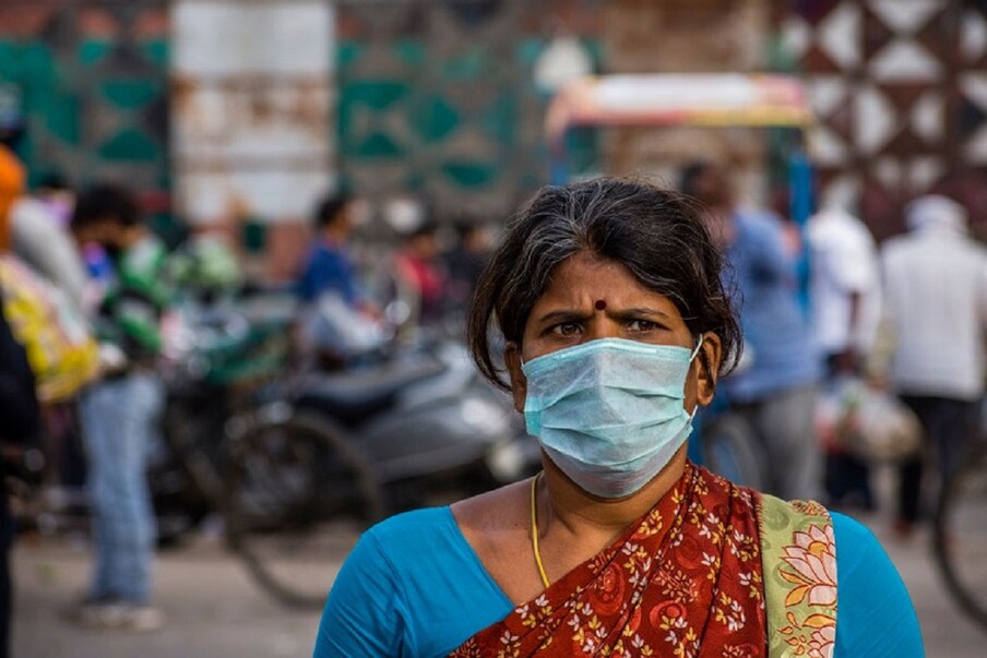  বিশ্ব স্বাস্থ্য সংস্থা (World Health Organization) বা হু (WHO) ঘরের বাইরে ও ভিতরে মাস্ক পরার নিয়মাবলী নতুন করে আপডেট করল। করোনাকালে মাস্ক (mask) পরা, বার বার স্যানিটাইজার দিয়ে হাত পরিষ্কার রাখা আর সামাজিক দূরত্ব মেনে চলার গুরুত্ব প্রত্যেকেই বুঝতে পেরেছেন। তাই মাঝে মধ্যেই এই বিষয়ে হু (WHO) তার নির্দেশিকা দিতে থাকে।