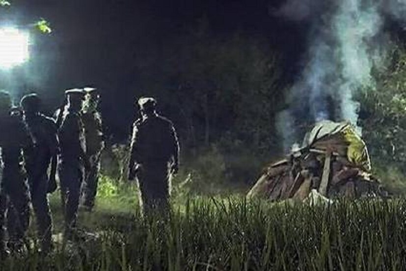 হাতরস গণধর্ষণ কাণ্ড নিয়ে প্রবল চাপে রয়েছে উত্তর প্রদেশ সরকার৷ দলিত যুবতীর উপরে নৃশংস   অত্যাচার এবং তার জেরে নির্যাতিতার মৃ্ত্যুর জেরে কাঠগড়ায় যোগী সরকার৷ পুলিশি তদন্ত নিয়েও একের   পর এক অভিযোগ তুলেছে বিরোধীরা৷ তার উপরে নির্যাতিতার পরিবারের সঙ্গে দেখা করার ক্ষেত্রে যেভাবে   বিরোধীদের এবং সংবাদমাধ্যমকে আটকানোর চেষ্টা করেছে পুলিশ- প্রশাসন, তাতে আরও প্রশ্নের মুখে   পড়েছে যোগী আদিত্যনাথ সরকার৷ 