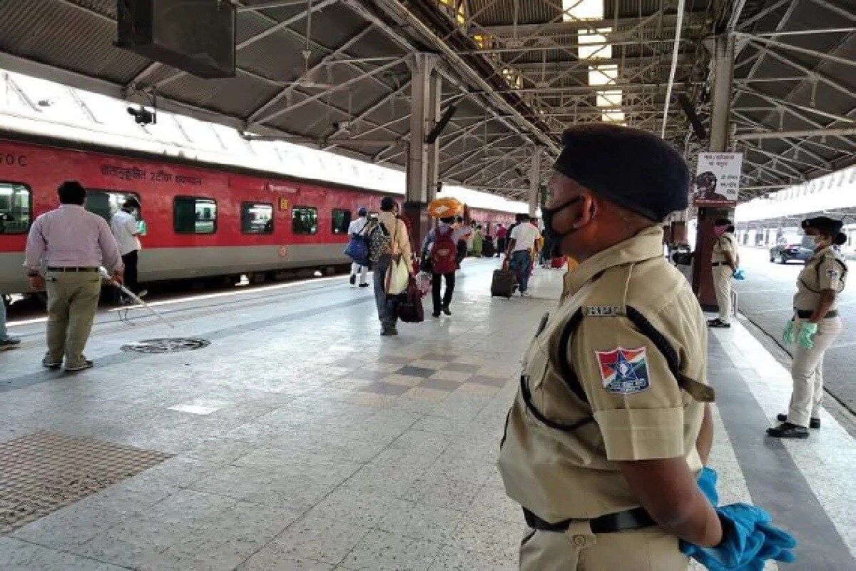 একেবারে শেষ মুহূর্তে, ট্রেনে উঠে রাজ্য ছাড়ার সময় ধরা পড়ে গেল খুনে অভিযুক্ত যুবক ও তার বান্ধবী । হাওড়া স্টেশনে যোধপুর এক্সপ্রেস থেকে গ্ৰেফতার করা হল দু জনকে৷জয়নগরের রাজাপুর করাবেগে যুবতী খুনের কিনারা করল পুলিশ। Info-Arpan Mondal/PHOTO- FILE একেবারে শেষ মুহূর্তে, ট্রেনে উঠে রাজ্য ছাড়ার সময় ধরা পড়ে গেল খুনে অভিযুক্ত যুবক ও তার বান্ধবী । হাওড়া স্টেশনে যোধপুর এক্সপ্রেস থেকে গ্ৰেফতার করা হল দু জনকে৷জয়নগরের রাজাপুর করাবেগে যুবতী খুনের কিনারা করল পুলিশ। Info-Arpan Mondal/PHOTO- FILE