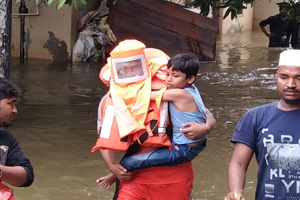 এ দিনই প্রবল বর্ষণের ফলে পুণের একাধিক এলাকা জলমগ্ন হয়ে পড়েছে৷ পাশাপাশি ফসলেরও ব্যাপক ক্ষয়ক্ষতি হয়েছে৷ পরিস্থিতির মোকাবিলায় প্রশাসনকে তৈরি থাকার নির্দেশ দিয়েছেন মুখ্যমন্ত্রী উদ্ধব ঠাকরে৷Photo-ANI এ দিনই প্রবল বর্ষণের ফলে পুণের একাধিক এলাকা জলমগ্ন হয়ে পড়েছে৷ পাশাপাশি ফসলেরও ব্যাপক ক্ষয়ক্ষতি হয়েছে৷ পরিস্থিতির মোকাবিলায় প্রশাসনকে তৈরি থাকার নির্দেশ দিয়েছেন মুখ্যমন্ত্রী উদ্ধব ঠাকরে৷Photo-ANI