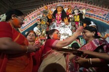 সিঁদুর অক্ষয় হয় সধবার..করোনায় বন্ধ হল কৃষ্ণনগর রাজবাড়ির বিখ্যাত সেই সিঁদুর খেলা সিঁদুর অক্ষয় হয় সধবার..করোনায় বন্ধ হল কৃষ্ণনগর রাজবাড়ির বিখ্যাত সেই সিঁদুর খেলা