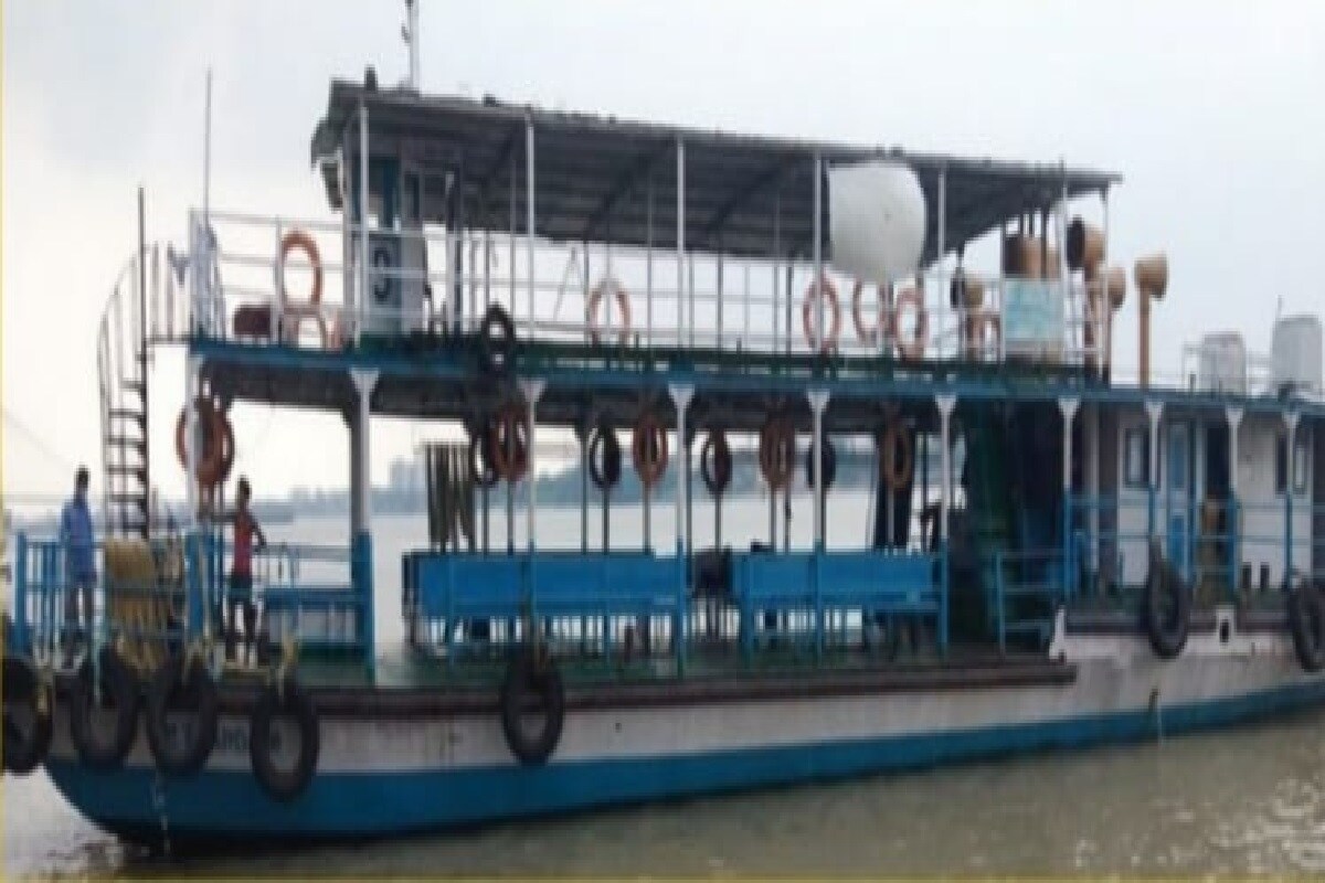 করোনা কালে ঠাকুর দেখানোর রীতিতে বেশি কাঁটছাট করেনি রাজ্য পরিবহণ দফতর। ট্রাম, ভলভো বাস, ইলেকট্রিক বাস এমন কি প্রতিমা নিরঞ্জন দেখানো হয়েছে। ইতিমধ্যেই অনলাইনে শুরু হয়ে গিয়েছে বুকিং। এছাড়া মিলেনিয়াম পার্ক ও এসপ্ল্যানেডের মতো ডিপো থেকে মিলবে হাতে হাতে টিকিট। গোটা ব্যবস্থাই করে দিচ্ছে রাজ্য পরিবহণ নিগম। অন্যান্য বারের মতো এবারেও আজ বিকেল থেকে লাক্সারি ভেসেলে করে দেখানো হবে প্রতিমা নিরঞ্জন। উত্তর ও দক্ষিণ কলকাতার একাধিক ঘাটের প্রতিমা নিরঞ্জন দেখানো হবে। শুরু হবে মিলেনিয়াম পার্ক থেকে। সেখান থেকে ভেসেল যাবে দ্বিতীয় হুগলি সেতু পর্যন্ত। সেখান থেকে ফের বাগবাজার ঘাট। Info-Abir Ghosal, Photo-Sourced করোনা কালে ঠাকুর দেখানোর রীতিতে বেশি কাঁটছাট করেনি রাজ্য পরিবহণ দফতর। ট্রাম, ভলভো বাস, ইলেকট্রিক বাস এমন কি প্রতিমা নিরঞ্জন দেখানো হয়েছে। ইতিমধ্যেই অনলাইনে শুরু হয়ে গিয়েছে বুকিং। এছাড়া মিলেনিয়াম পার্ক ও এসপ্ল্যানেডের মতো ডিপো থেকে মিলবে হাতে হাতে টিকিট। গোটা ব্যবস্থাই করে দিচ্ছে রাজ্য পরিবহণ নিগম। অন্যান্য বারের মতো এবারেও আজ বিকেল থেকে লাক্সারি ভেসেলে করে দেখানো হবে প্রতিমা নিরঞ্জন। উত্তর ও দক্ষিণ কলকাতার একাধিক ঘাটের প্রতিমা নিরঞ্জন দেখানো হবে। শুরু হবে মিলেনিয়াম পার্ক থেকে। সেখান থেকে ভেসেল যাবে দ্বিতীয় হুগলি সেতু পর্যন্ত। সেখান থেকে ফের বাগবাজার ঘাট। Info-Abir Ghosal, Photo-Sourced