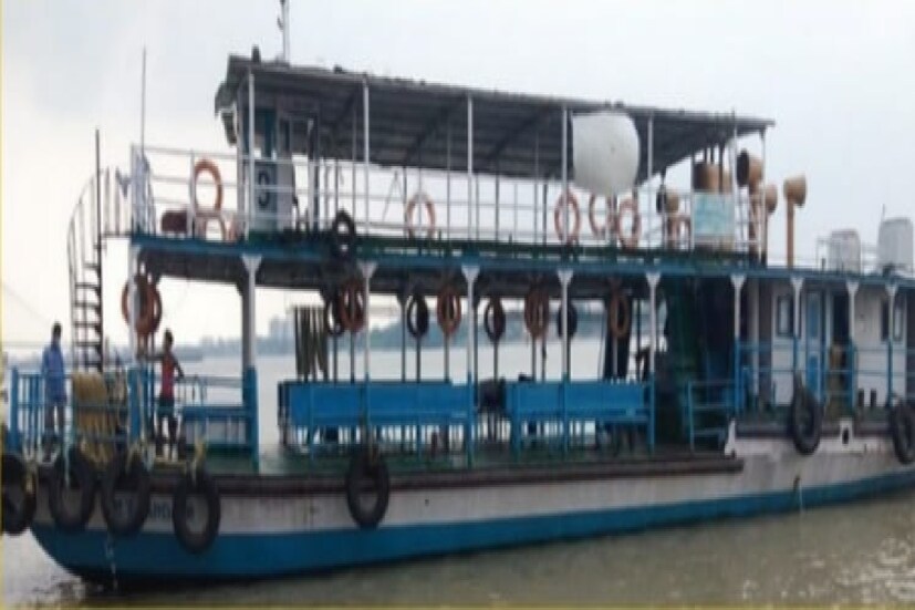 করোনা কালে ঠাকুর দেখানোর রীতিতে বেশি কাঁটছাট করেনি রাজ্য পরিবহণ দফতর। ট্রাম, ভলভো বাস, ইলেকট্রিক বাস এমন কি প্রতিমা নিরঞ্জন দেখানো হচ্ছে। ইতিমধ্যেই অনলাইনে শুরু হয়ে গিয়েছে বুকিং। এছাড়া মিলেনিয়াম পার্ক ও এসপ্ল্যানেডের মতো ডিপো থেকে মিলবে হাতে হাতে টিকিট। গোটা ব্যবস্থাই করে দিচ্ছে রাজ্য পরিবহণ নিগম। অন্যান্য বারের মতো এবারেও আজ বিকেল থেকে লাক্সারি ভেসেলে করে দেখানো হবে প্রতিমা নিরঞ্জন। উত্তর ও দক্ষিণ কলকাতার একাধিক ঘাটের প্রতিমা নিরঞ্জন দেখানো হবে। শুরু হবে মিলেনিয়াম পার্ক থেকে। সেখান থেকে ভেসেল যাবে দ্বিতীয় হুগলি সেতু পর্যন্ত। সেখান থেকে ফের বাগবাজার ঘাট।
