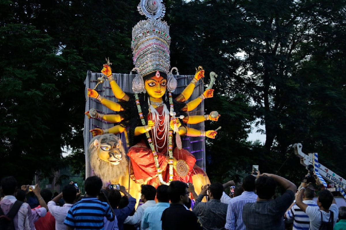 শাস্ত্র মতে পুজো শেষ হলেও, ঠাকুর দেখার রেশ থেকে যায় কলকাতায়। মেগা কার্নিভালের আয়োজন করে রাজ্য সরকার। করোনা পরিস্থিতির জেরে এ বছর রেড রোডে বাতিল সেই অনুষ্ঠান। এবছর মণ্ডপ থেকে প্রতিমা বিসর্জনের জন্যে সরাসরি গঙ্গার ঘাটে নিয়ে যাওয়া হবে। ভাসান ঘিরেও বেশ কিছু বিধি নিষেধ পালন করতে হবে পুজো কমিটিগুলকে। Info-Abir Ghosal, Photo-Representative(PTI) শাস্ত্র মতে পুজো শেষ হলেও, ঠাকুর দেখার রেশ থেকে যায় কলকাতায়। মেগা কার্নিভালের আয়োজন করে রাজ্য সরকার। করোনা পরিস্থিতির জেরে এ বছর রেড রোডে বাতিল সেই অনুষ্ঠান। এবছর মণ্ডপ থেকে প্রতিমা বিসর্জনের জন্যে সরাসরি গঙ্গার ঘাটে নিয়ে যাওয়া হবে। ভাসান ঘিরেও বেশ কিছু বিধি নিষেধ পালন করতে হবে পুজো কমিটিগুলকে। Info-Abir Ghosal, Photo-Representative(PTI)