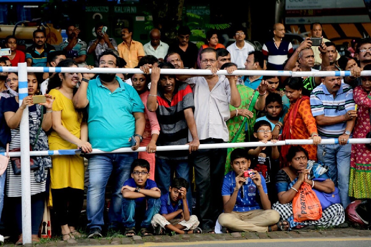 অন্যান্য বার পথের ধারে মানুষের ভিড় ঠাকুর দেখার জন্য থাকে, চলতি বছরে তাও বন্ধ। সাফ জানিয়ে দেওয়া হয়েছে লাল বাজারের পক্ষ থেকে। এছাড়াও একাধিক নিয়মাবলী পালন করতে হবে উদ্যোক্তাদের। কোনও ব্যক্তিগত গাড়ি ঠাকুরের গাড়ির সঙ্গে যেতে পারবে না। বড় বারোয়ারি পুজোই হোক বা ছোট পুজো, এ বিষয়ে ছাড় নেই। সকল পুজো কমিটিকেই মানতে হবে এই রীতি। পাড়ায় পাড়ায় প্রতিমা দর্শন বন্ধ করা হবে। থাকবে না লাইট, কোনও বাজনা। ডিজে লাগিয়ে বিসর্জনের দিন নাচও বন্ধ করে দেওয়া হচ্ছে।Photo-Representative(PTI) অন্যান্য বার পথের ধারে মানুষের ভিড় ঠাকুর দেখার জন্য থাকে, চলতি বছরে তাও বন্ধ। সাফ জানিয়ে দেওয়া হয়েছে লাল বাজারের পক্ষ থেকে। এছাড়াও একাধিক নিয়মাবলী পালন করতে হবে উদ্যোক্তাদের। কোনও ব্যক্তিগত গাড়ি ঠাকুরের গাড়ির সঙ্গে যেতে পারবে না। বড় বারোয়ারি পুজোই হোক বা ছোট পুজো, এ বিষয়ে ছাড় নেই। সকল পুজো কমিটিকেই মানতে হবে এই রীতি। পাড়ায় পাড়ায় প্রতিমা দর্শন বন্ধ করা হবে। থাকবে না লাইট, কোনও বাজনা। ডিজে লাগিয়ে বিসর্জনের দিন নাচও বন্ধ করে দেওয়া হচ্ছে।Photo-Representative(PTI)
