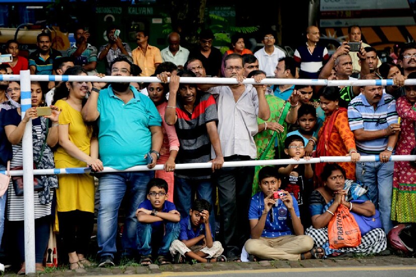 অন্যান্য বার পথের ধারে মানুষের ভিড় ঠাকুর দেখার জন্য থাকে, চলতি বছরে তাও বন্ধ। সাফ জানিয়ে দেওয়া হয়েছে লাল বাজারের পক্ষ থেকে। এছাড়াও একাধিক নিয়মাবলী পালন করতে হবে উদ্যোক্তাদের। কোনও ব্যক্তিগত গাড়ি ঠাকুরের গাড়ির সঙ্গে যেতে পারবে না। বড় বারোয়ারি পুজোই হোক বা ছোট পুজো, এ বিষয়ে ছাড় নেই।  সকল পুজো কমিটিকেই মানতে হবে এই রীতি। পাড়ায় পাড়ায় প্রতিমা দর্শন বন্ধ করা হবে। থাকবে না লাইট, কোনও বাজনা। ডিজে লাগিয়ে বিসর্জনের দিন নাচও বন্ধ করে দেওয়া হচ্ছে।