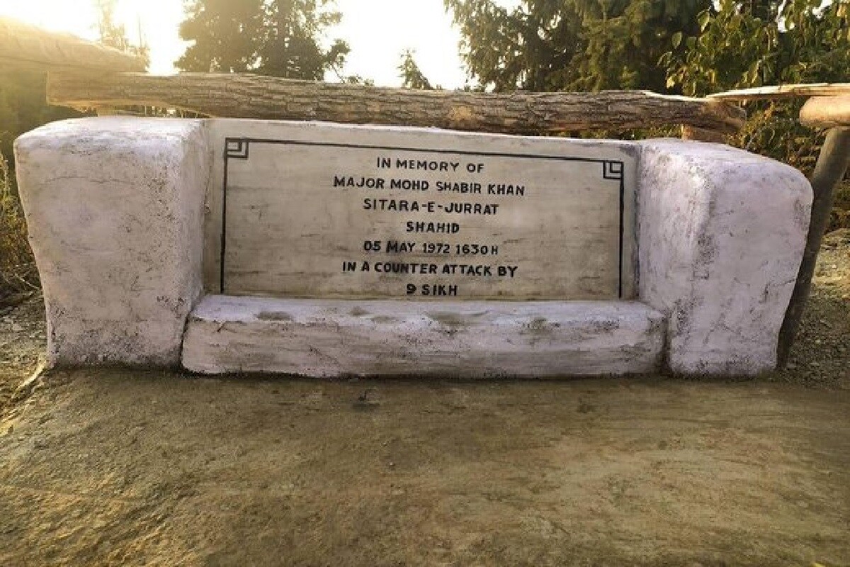 ভারতীয় সেনার চিনার কর্পসের পক্ষ থেকে সেই ছবি ট্যুইট করা হয়েছে৷ প্রয়াত ওই পাকিস্তানি সেনা অফিসারের নাম মেজর মহম্মদ শাবির খান৷ ১৯৭২ সালের ৫ মে ভারতীয় সেনার সঙ্গে লড়াই করতে গিয়ে প্রাণ হারিয়েছিলেন তিনি৷Photo- Chinar Corps-IA/Twitter ভারতীয় সেনার চিনার কর্পসের পক্ষ থেকে সেই ছবি ট্যুইট করা হয়েছে৷ প্রয়াত ওই পাকিস্তানি সেনা অফিসারের নাম মেজর মহম্মদ শাবির খান৷ ১৯৭২ সালের ৫ মে ভারতীয় সেনার সঙ্গে লড়াই করতে গিয়ে প্রাণ হারিয়েছিলেন তিনি৷Photo- Chinar Corps-IA/Twitter