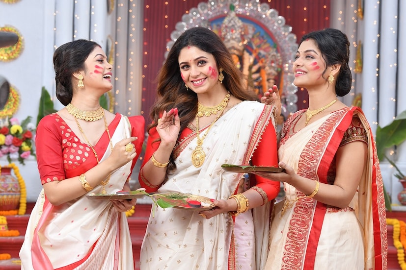 এবারের পুজোটা সত্যিই অন্যরকম ৷ বলা ভালো এবারের পুজো পেল নতুন ভাষা, নতুন শব্দ ৷ নিউ নর্ম্যাল দুর্গাপুজো ৷ আর তাই এই নতুন ভাষায় এবার একেবারে নতুন সাজ ৷ সঙ্গী হল, কল্যাণ জুয়েলার্স ! 