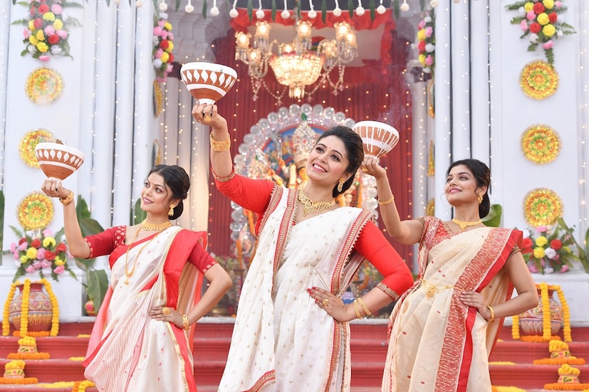  সম্প্রতি কল্যাণ জুয়েলার্স নিয়ে এল তাঁদের নতুন পুজো কালেকশন ৷ গয়নায় যেন উঠে এল সাবেকি বাংলার সাজ৷ 