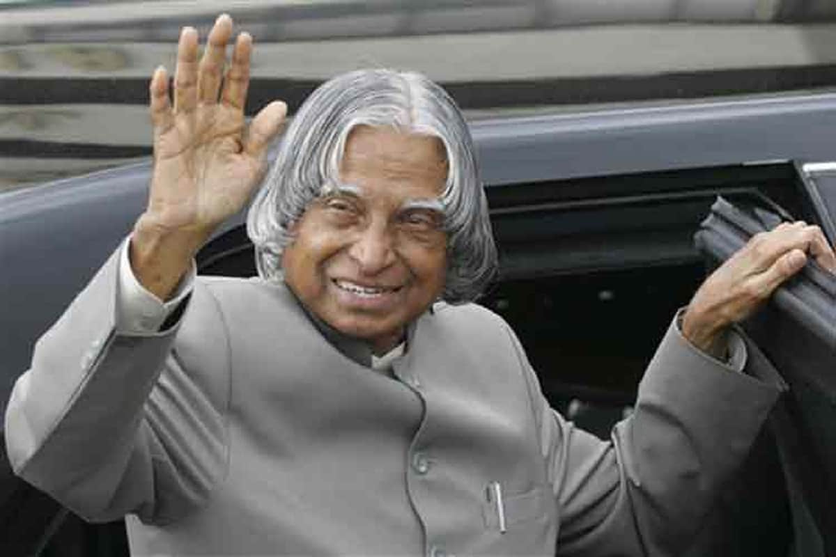 রামেশ্বরমের দরিদ্র্য পরিবারের সন্তান তিনি। পিতা মৎস্যজীবীর কাজ করতেন। আজ বিশ্বের বিজ্ঞান-জয়যাত্রায় তাঁর নাম উচ্চারিত হয়। তিনি আবুল পকির জয়নল আবদিন আব্দুল কালাম, দেশের একমাত্র বৈজ্ঞানিক যিনি রাষ্ট্রপতির পদে অভিষিক্ত হন। আজ জন্মদিনে ফিরে দেখা যাক তাঁর জীবন পথ। রামেশ্বরমের দরিদ্র্য পরিবারের সন্তান তিনি। পিতা মৎস্যজীবীর কাজ করতেন। আজ বিশ্বের বিজ্ঞান-জয়যাত্রায় তাঁর নাম উচ্চারিত হয়। তিনি আবুল পকির জয়নল আবদিন আব্দুল কালাম, দেশের একমাত্র বৈজ্ঞানিক যিনি রাষ্ট্রপতির পদে অভিষিক্ত হন। আজ জন্মদিনে ফিরে দেখা যাক তাঁর জীবন পথ।