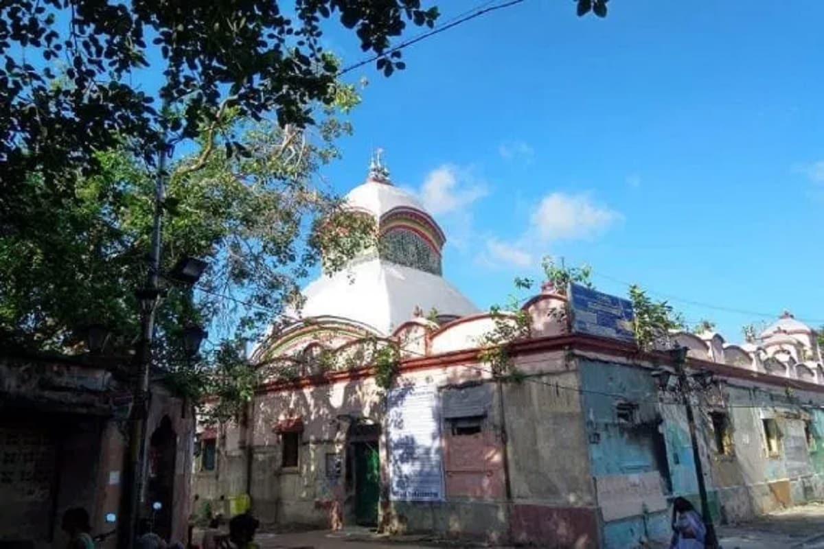 দুর্গাপুজোর প্রাক্কালে কালীঘাটের মন্দিরের গর্ভগৃহ খুলে যাওয়ার খবরে উচ্ছ্বসিত সাধারণ ভক্তরা। কালীঘাট মন্দিরে প্রতিদিন লক্ষ ভক্তের সমাহার ঘটে। করোনা পরিস্থিতির জন্য মায়ের পুজো দেওয়ার ক্ষেত্রেও অনেক বিধিনিষেধ এতো দিন ছিল। তবে গর্ভগৃহ খোলার খবরে আপাতত সেইসব বিধি নিষেধে মন খারাপ দূরে সরিয়ে রেখে খুশিতে ডগমগ আপামর বাঙালি। বাঙালির শ্রেষ্ঠ উৎসব দুর্গোৎসবের প্রাক্কালে মায়ের গর্ভগৃহ খুলে দেওয়ার খবর নিঃসন্দেহে ভক্ত কুলের জন্য একাধারে সুখের ও অন্য দিকে স্বস্তির। দুর্গাপুজোর প্রাক্কালে কালীঘাটের মন্দিরের গর্ভগৃহ খুলে যাওয়ার খবরে উচ্ছ্বসিত সাধারণ ভক্তরা। কালীঘাট মন্দিরে প্রতিদিন লক্ষ ভক্তের সমাহার ঘটে। করোনা পরিস্থিতির জন্য মায়ের পুজো দেওয়ার ক্ষেত্রেও অনেক বিধিনিষেধ এতো দিন ছিল। তবে গর্ভগৃহ খোলার খবরে আপাতত সেইসব বিধি নিষেধে মন খারাপ দূরে সরিয়ে রেখে খুশিতে ডগমগ আপামর বাঙালি। বাঙালির শ্রেষ্ঠ উৎসব দুর্গোৎসবের প্রাক্কালে মায়ের গর্ভগৃহ খুলে দেওয়ার খবর নিঃসন্দেহে ভক্ত কুলের জন্য একাধারে সুখের ও অন্য দিকে স্বস্তির।