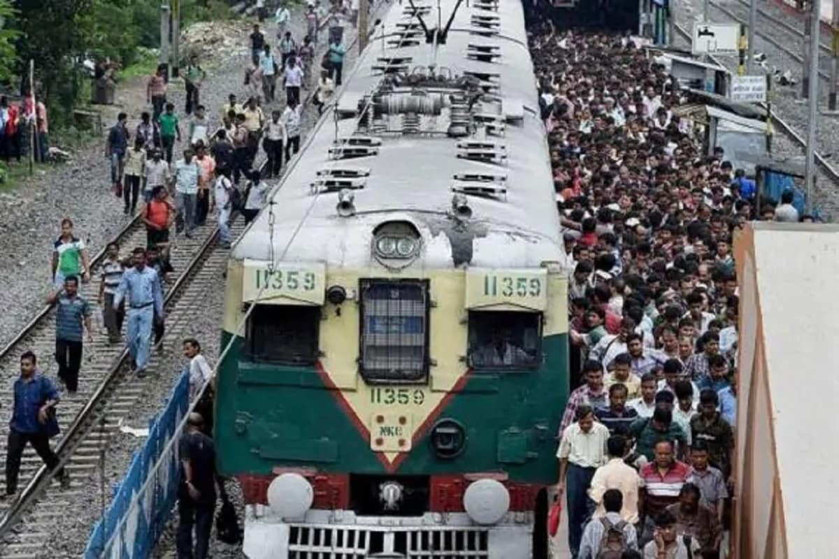 দূর মফস্সল থেকে কলকাতা শহরে কাজ করতে আসা নিত্যযাত্রীরা এই সিদ্ধান্তে খুশি হলেও প্রমাদ গুনছেন চিকিৎসকরা। তাঁরা স্পষ্টই বলছেন পুজো উপলক্ষ্যে পথে নামা আর লোকাল ট্রেনে ভিড় বাড়ানো ডেকে আনতে পারে করোনা সুনামি। ফাইল চিত্র দূর মফস্সল থেকে কলকাতা শহরে কাজ করতে আসা নিত্যযাত্রীরা এই সিদ্ধান্তে খুশি হলেও প্রমাদ গুনছেন চিকিৎসকরা। তাঁরা স্পষ্টই বলছেন পুজো উপলক্ষ্যে পথে নামা আর লোকাল ট্রেনে ভিড় বাড়ানো ডেকে আনতে পারে করোনা সুনামি। ফাইল চিত্র