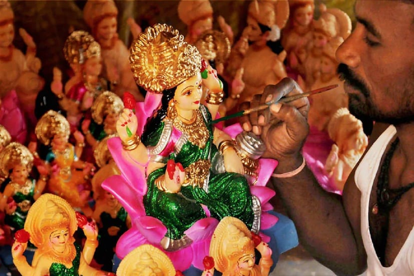 আর্থিক প্রতিবন্ধকতা দূর করতে বাড়ির পশ্চিম দিকে লক্ষ্মী ও গণেশের রুপোর মূর্তি রাখুন।