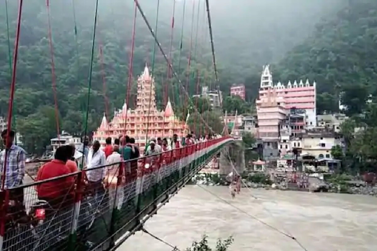 পুলিশের অবশ্য অভিযোগ, ওই মহিলা প্রথমে লছমন ঝুলা সেতুর উপরে ওই ভিডিও শ্যুট করেন৷ তার পর সেই সোশ্যাল মিডিয়ায় পোস্ট করেন৷ গ্রেফতারের পর ওই মহিলাকে আদালতে পেশ করে পুলিশ৷ Photo-File পুলিশের অবশ্য অভিযোগ, ওই মহিলা প্রথমে লছমন ঝুলা সেতুর উপরে ওই ভিডিও শ্যুট করেন৷ তার পর সেই সোশ্যাল মিডিয়ায় পোস্ট করেন৷ গ্রেফতারের পর ওই মহিলাকে আদালতে পেশ করে পুলিশ৷ Photo-File