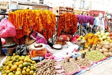 রাত পেহালেই কোজাগরী লক্ষ্মী পুজো, তবু বিক্রি নেই বাজারে, মাথায় হাত ব্যবসায়ীদের