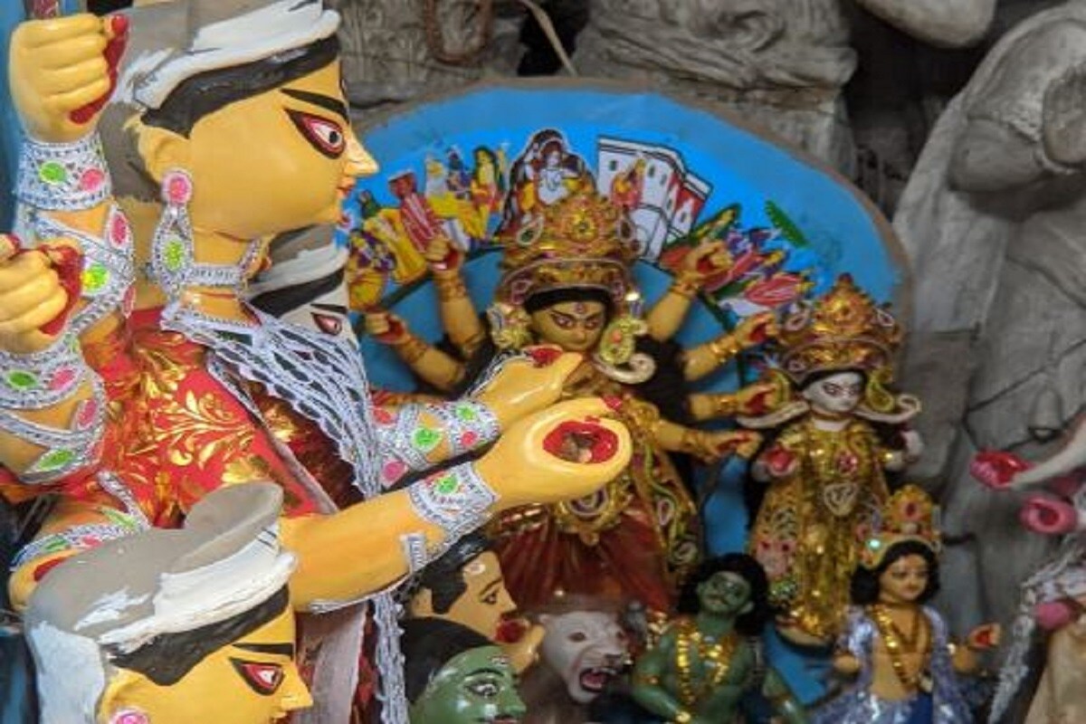 এবারের দুর্গাপুজো যেন অনেকটাই আলাদা ৷ প্রতিবারের মতো শহর যখন সেজে ওঠে দুর্গাপুজোর জন্য, সেই ছন্দ যেন এবার ঢিমে তালের ৷ কারণ একটাই করোনা ভাইরাস ৷ এই মারণ ভাইরাসই এবার পুজোর আকাশকে যেন ঢেকে রেখেছে ৷ তাই মা আসার আবহেই আতঙ্কের ছাপ ৷ Photo: Rahul Roy এবারের দুর্গাপুজো যেন অনেকটাই আলাদা ৷ প্রতিবারের মতো শহর যখন সেজে ওঠে দুর্গাপুজোর জন্য, সেই ছন্দ যেন এবার ঢিমে তালের ৷ কারণ একটাই করোনা ভাইরাস ৷ এই মারণ ভাইরাসই এবার পুজোর আকাশকে যেন ঢেকে রেখেছে ৷ তাই মা আসার আবহেই আতঙ্কের ছাপ ৷ Photo: Rahul Roy