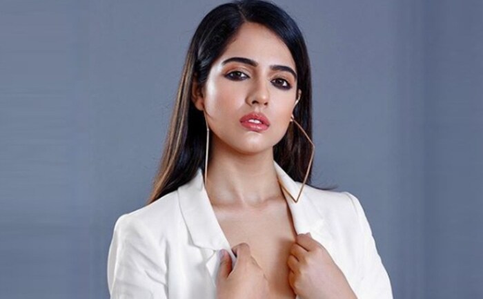 সোমবারই দুবাই থেকে মুম্বই ফেরার পর ভারসেভায় একটি ক্যাফেতে যাচ্ছিলেন মালভি ৷ সেসময় একটি অডিতে এসে ছুরি নিয়ে আচমকাই ঝাঁপিয়ে নিয়ে পড়ে তাঁর ওপর ৷ এলোপাথারি ছুরির কোপে মারাত্মক আহত হয়েছেন মালভি ৷ চিকিৎসকেরা জানিয়েছেন, ছুরির আঘাতে অভিনেত্রীর পেটে, দু হাতে গভীর ক্ষত তৈরি হয়েছে ৷ সোমবারই দুবাই থেকে মুম্বই ফেরার পর ভারসেভায় একটি ক্যাফেতে যাচ্ছিলেন মালভি ৷ সেসময় একটি অডিতে এসে ছুরি নিয়ে আচমকাই ঝাঁপিয়ে নিয়ে পড়ে তাঁর ওপর ৷ এলোপাথারি ছুরির কোপে মারাত্মক আহত হয়েছেন মালভি ৷ চিকিৎসকেরা জানিয়েছেন, ছুরির আঘাতে অভিনেত্রীর পেটে, দু হাতে গভীর ক্ষত তৈরি হয়েছে ৷