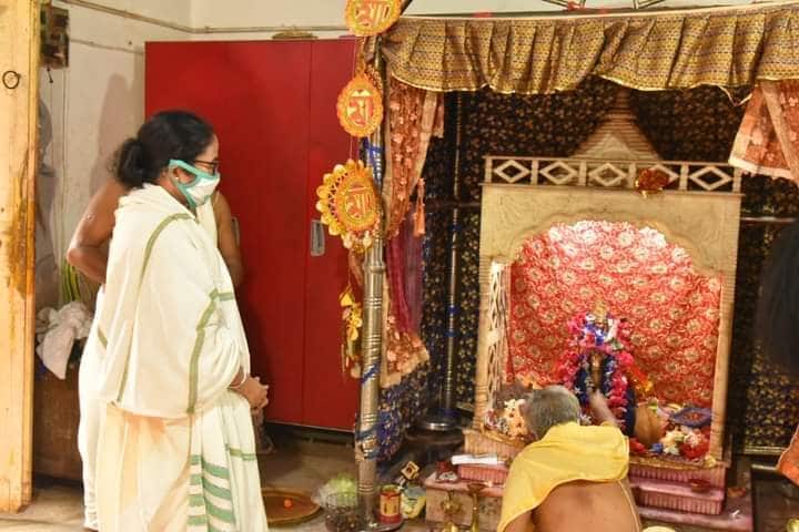 যতবারই ঝাড়গ্রাম সফরে এসেছেন মুখ্যমন্ত্রী মমতা বন্দ্যোপাধ্যায় সবসময়ই কনকদুর্গা মন্দিরে পুজো দিয়ে যান ৷ ছবি ও তথ্য- আবির ঘোষাল যতবারই ঝাড়গ্রাম সফরে এসেছেন মুখ্যমন্ত্রী মমতা বন্দ্যোপাধ্যায় সবসময়ই কনকদুর্গা মন্দিরে পুজো দিয়ে যান ৷ ছবি ও তথ্য- আবির ঘোষাল