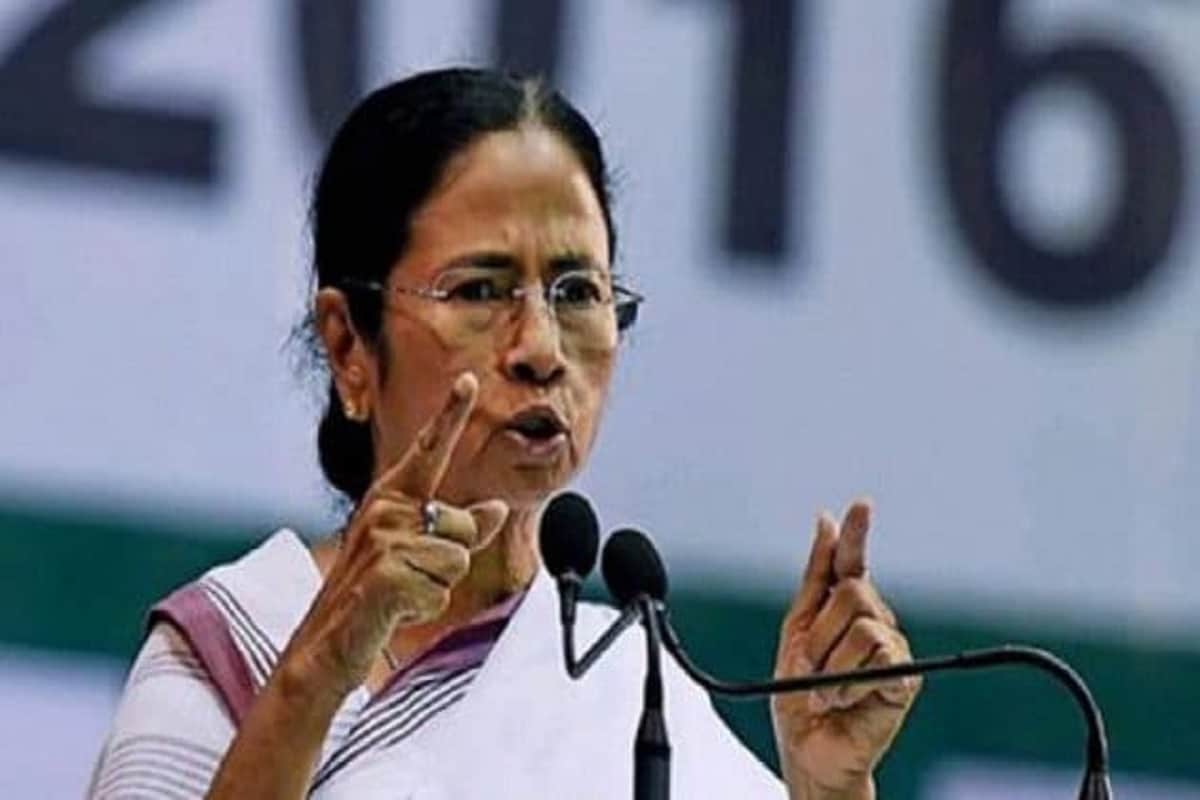 বাঁকুড়ার সভা থেকে মুখ্যমন্ত্রী জানান, বিভীষণ হাঁসদার অসুস্থ মেয়ের দায়িত্ব নিয়েছে রাজ্য সরকার ৷ আশ্বাস দিয়েও কিছু করেনি বিজেপি ৷ অমিত শাহকে নিশানা করে মুখ্যমন্ত্রী মমতা বন্দ্যোপাধ্যায় বলেন, ‘ওরা তো রাজনীতি করতে এসেছিল, খেয়ে পালিয়েছে। মেয়েটার চিকিৎসা করবে বলেছিল করেনি। আমরা করছি ৷’ বাঁকুড়ার সভা থেকে মুখ্যমন্ত্রী জানান, বিভীষণ হাঁসদার অসুস্থ মেয়ের দায়িত্ব নিয়েছে রাজ্য সরকার ৷ আশ্বাস দিয়েও কিছু করেনি বিজেপি ৷ অমিত শাহকে নিশানা করে মুখ্যমন্ত্রী মমতা বন্দ্যোপাধ্যায় বলেন, ‘ওরা তো রাজনীতি করতে এসেছিল, খেয়ে পালিয়েছে। মেয়েটার চিকিৎসা করবে বলেছিল করেনি। আমরা করছি ৷’