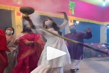মুখে মাস্ক, হাতে ধুনুচি, ঢাকের তালে তুফান তুললেন মিমি, ভিডিও ভাইরাল মুখে মাস্ক, হাতে ধুনুচি, ঢাকের তালে তুফান তুললেন মিমি, ভিডিও ভাইরাল