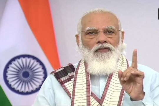 প্রধানমন্ত্রী মোদি বলেন, ‘ভ্যাকসিন নিয়ে গোটা বিশ্বের নজর রয়েছে ভারতের উপর ৷ এই মুহূর্তে দেশে ৮টি প্রতিষেধকের উপর দ্রুতগতিতে কাজ চলছে ৷ এর মধ্যে এগিয়ে রয়েছে তিনটি প্রতিষেধক ৷ ’