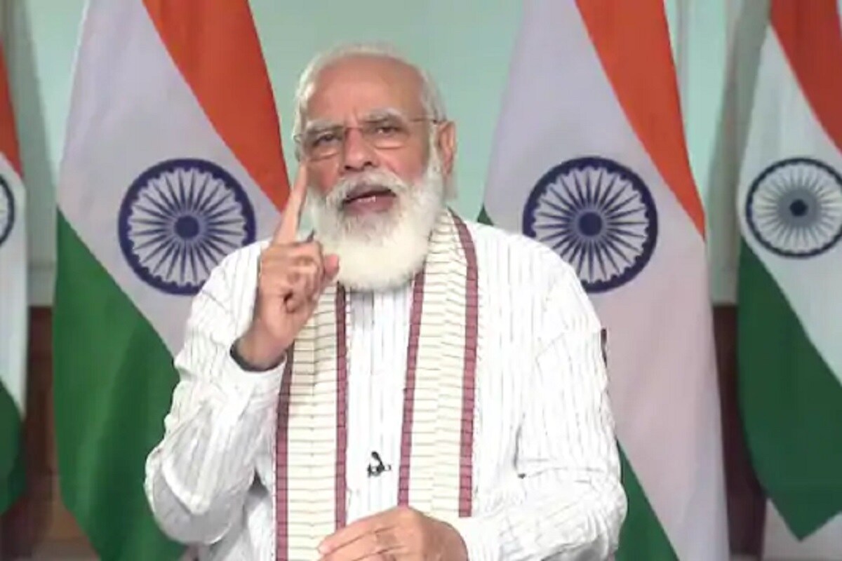 গুজরাতে তিনি শপথ নিয়েছিলেন ২০০১ সালের ৭ অক্টোবর। সেই কথা স্মরণ করেই বিজেপি নেতৃত্ব নরেন্দ্র মোদির ২০ তম বছরস্মরণ কথা হল বুধবার। দেশের নানা প্রান্ত থেকে শুভেচ্ছাবার্তা পেলেন প্রধানমন্ত্রী। পরিসংখ্যানবিদরা বলছেন ১৯ বছরে একবারও পরাজয় দেখেননি নরেন্দ্র মোদি। গুজরাতে তিনি শপথ নিয়েছিলেন ২০০১ সালের ৭ অক্টোবর। সেই কথা স্মরণ করেই বিজেপি নেতৃত্ব নরেন্দ্র মোদির ২০ তম বছরস্মরণ কথা হল বুধবার। দেশের নানা প্রান্ত থেকে শুভেচ্ছাবার্তা পেলেন প্রধানমন্ত্রী। পরিসংখ্যানবিদরা বলছেন ১৯ বছরে একবারও পরাজয় দেখেননি নরেন্দ্র মোদি।