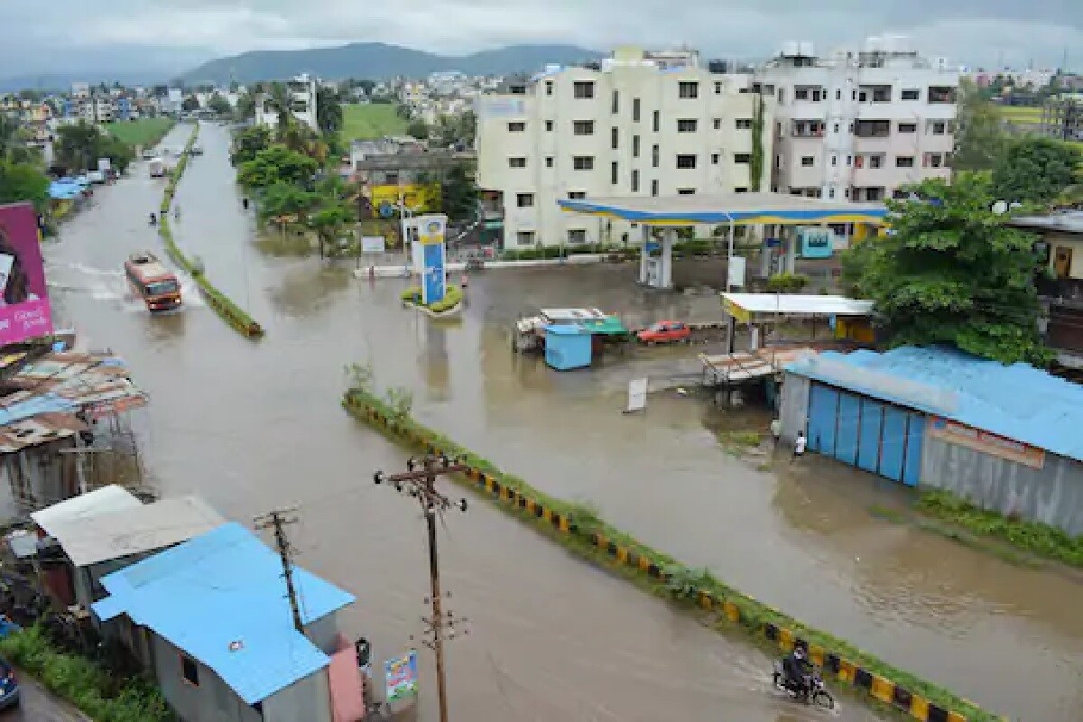 হায়দরাবাদ সহ তেলেঙ্গানার বিপর্যস্ত এলাকাগুলিতে জোরকদমে উদ্ধারকাজ শুরু হয়েছে৷ উদ্ধারকাজে নেমেছে জাতীয় বিপর্যয় মোকাবিলা বাহিনী, নামাতে হয়েছে সেনা৷ হায়দরাবাদ সহ তেলেঙ্গানার বিপর্যস্ত এলাকাগুলিতে জোরকদমে উদ্ধারকাজ শুরু হয়েছে৷ উদ্ধারকাজে নেমেছে জাতীয় বিপর্যয় মোকাবিলা বাহিনী, নামাতে হয়েছে সেনা৷