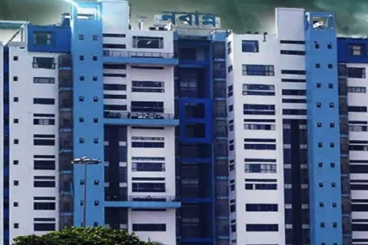 কোয়ারেন্টাইন ছুটি নিয়ে নয়া নির্দেশিকা রাজ্যের ৷ করোনা ছাড়াও আরও চার সংক্রামক রোগকে কোয়ারেন্টাইন ছুটির তালিকাভুক্ত করল রাজ্য সরকার ৷ এই চার রোগে আক্রান্ত হলেও সরকারী কর্মীদের যেতে হবে ১৪ দিনের ছুটিতে ৷ একে কোয়ারেন্টাইন ছুটি (Quarantine Leave) হিসেবেই দেখা হবে বলে জানানো হয়েছে সরকারি নির্দেশিকায় ৷ কোয়ারেন্টাইন ছুটি নিয়ে নয়া নির্দেশিকা রাজ্যের ৷ করোনা ছাড়াও আরও চার সংক্রামক রোগকে কোয়ারেন্টাইন ছুটির তালিকাভুক্ত করল রাজ্য সরকার ৷ এই চার রোগে আক্রান্ত হলেও সরকারী কর্মীদের যেতে হবে ১৪ দিনের ছুটিতে ৷ একে কোয়ারেন্টাইন ছুটি (Quarantine Leave) হিসেবেই দেখা হবে বলে জানানো হয়েছে সরকারি নির্দেশিকায় ৷