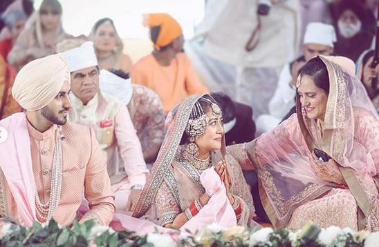 সম্প্রতি নেহা তাঁর ইনস্টাগ্রামে লিখলেন, তাঁর এই লহেঙ্গার পিছনে একটি টাকাও খরচ হয়নি ৷ কেননা এটি তাঁকে উপহার হিসেবে খোদ দিয়েছেন জনপ্রিয় ডিজাইনার সব্যসাচী মুখোপাধ্যায় ৷ নেহা ইনস্টাগ্রামে পোস্ট করে লিখলেন, ‘সব্যসাচীর লহেঙ্গা পরাটা অনেকের কাছে স্বপ্ন ৷ সেই স্বপ্ন যে এভাবে সত্যিই হবে বুঝতে পারিনি ৷ খোদ সব্যসাচীই আমাকে এটি উপহার দিয়েছে ৷ জীবনে ভালো কিছু করার জন্যই আজকে এমন একটা উপহার পেলাম ৷ ভগবানকে ধন্যবাদ ৷ ’ সম্প্রতি নেহা তাঁর ইনস্টাগ্রামে লিখলেন, তাঁর এই লহেঙ্গার পিছনে একটি টাকাও খরচ হয়নি ৷ কেননা এটি তাঁকে উপহার হিসেবে খোদ দিয়েছেন জনপ্রিয় ডিজাইনার সব্যসাচী মুখোপাধ্যায় ৷ নেহা ইনস্টাগ্রামে পোস্ট করে লিখলেন, ‘সব্যসাচীর লহেঙ্গা পরাটা অনেকের কাছে স্বপ্ন ৷ সেই স্বপ্ন যে এভাবে সত্যিই হবে বুঝতে পারিনি ৷ খোদ সব্যসাচীই আমাকে এটি উপহার দিয়েছে ৷ জীবনে ভালো কিছু করার জন্যই আজকে এমন একটা উপহার পেলাম ৷ ভগবানকে ধন্যবাদ ৷ ’