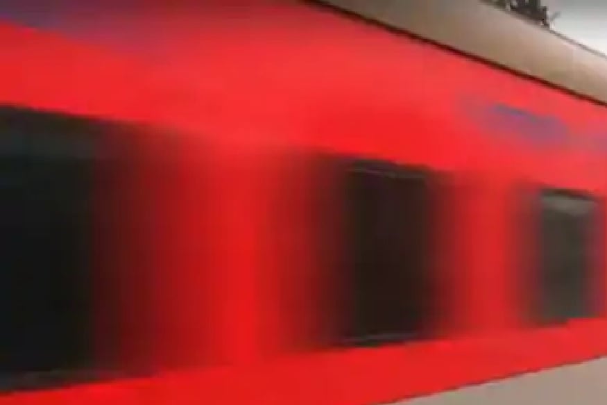 দু সপ্তাহ আগে মধ্যপ্রদেশে রেল লাইনের উপর থেকে উদ্ধার হয়েছিল এক ব্যক্তির মুণ্ডহীন ধড়৷ ঘটনাস্থল থেকে প্রায় ১৩০০ কিলোমিটার দূরে বেঙ্গালুরুতে রাজধানী এক্সপ্রেসের ইঞ্জিন থেকে উদ্ধার হল সেই দেহের মুণ্ড৷ আসলে দেহ থেকে বিচ্ছিন্ন হয়ে রাজধানী এক্সপ্রেসের ইঞ্জিনে ওই ব্যক্তির কাটা মাথাটি জড়িয়ে গিয়েছিল৷Photo-Reuters দু সপ্তাহ আগে মধ্যপ্রদেশে রেল লাইনের উপর থেকে উদ্ধার হয়েছিল এক ব্যক্তির মুণ্ডহীন ধড়৷ ঘটনাস্থল থেকে প্রায় ১৩০০ কিলোমিটার দূরে বেঙ্গালুরুতে রাজধানী এক্সপ্রেসের ইঞ্জিন থেকে উদ্ধার হল সেই দেহের মুণ্ড৷ আসলে দেহ থেকে বিচ্ছিন্ন হয়ে রাজধানী এক্সপ্রেসের ইঞ্জিনে ওই ব্যক্তির কাটা মাথাটি জড়িয়ে গিয়েছিল৷Photo-Reuters