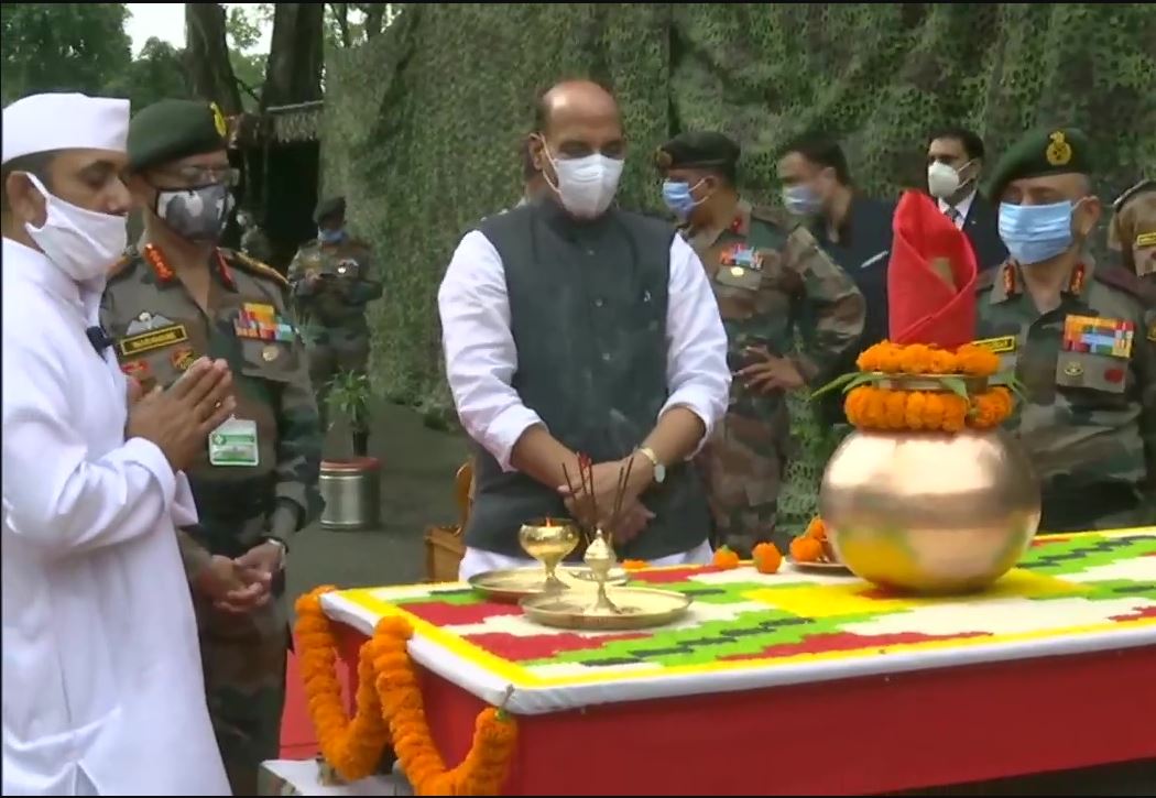 রবিবার সকালে প্রথমে সুকনায় সেনা ছাউনিতে শস্ত্র পুজোয় অংশ নেন রাজনাথ৷ এনডিটিভি-তে প্রকাশিত খবর অনুযায়ী, এ দিনই চিন সীমান্ত থেকে মাত্র ২ কিলোমিটার দূরেও শস্ত্র পুজো করার কথা তাঁর৷ নবরাত্রির সময় হিন্দু রীতি মেনেই অস্ত্রের এই পুজো করা হয়৷ যদিও চিনের সঙ্গে সীমান্ত বিবাদের মধ্যেই সিকিমে প্রকৃত নিয়ন্ত্রণরেখার একদম কাছে রাজনাথের এই পুজো বিশেষ অর্থবহ বলেই মনে করা হচ্ছে৷ প্রতিরক্ষা মন্ত্রী হিসেবে দায়িত্ব নেওয়ার পর থেকেই গত কয়েক বছর ধরে এই পুজো করছেন রাজনাথ সিং৷Photo-ANI রবিবার সকালে প্রথমে সুকনায় সেনা ছাউনিতে শস্ত্র পুজোয় অংশ নেন রাজনাথ৷ এনডিটিভি-তে প্রকাশিত খবর অনুযায়ী, এ দিনই চিন সীমান্ত থেকে মাত্র ২ কিলোমিটার দূরেও শস্ত্র পুজো করার কথা তাঁর৷ নবরাত্রির সময় হিন্দু রীতি মেনেই অস্ত্রের এই পুজো করা হয়৷ যদিও চিনের সঙ্গে সীমান্ত বিবাদের মধ্যেই সিকিমে প্রকৃত নিয়ন্ত্রণরেখার একদম কাছে রাজনাথের এই পুজো বিশেষ অর্থবহ বলেই মনে করা হচ্ছে৷ প্রতিরক্ষা মন্ত্রী হিসেবে দায়িত্ব নেওয়ার পর থেকেই গত কয়েক বছর ধরে এই পুজো করছেন রাজনাথ সিং৷Photo-ANI