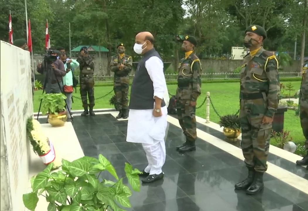 সুকনায় সেনা জওয়ানদের সঙ্গে সাক্ষাতের সময় তাঁদের বিজয়া দশমীর আগাম শুভেচ্ছা জানান রাজনাথ৷ পাশাপাশি তিনি বলেন, 'ভারত বরাবরই তার প্রতিবেশীদের সঙ্গে ভাল সম্পর্ক বজায় রেখে এসেছে৷ আমরা সবসময় তার জন্য চেষ্টা করেছি৷ তা সত্ত্বেও বিভিন্ন সময়ে দেশের অখণ্ডতা এবং সীমান্তের নিরাপত্তা নিশ্চিত করতে আমাদের জওয়ানরা নিজেদের বলিদান দিতে বাধ্য হয়েছেন৷ সম্প্রতি গালওয়ানে বিহার রেজিমেন্টের ২০ জন জওয়ান মাতৃভূমির জন্য চরম আত্মত্যাগ করেছেন৷ আপনাদের জন্যই আমাদের সীমান্ত সুরক্ষিত রয়েছে৷'Photo-ANI সুকনায় সেনা জওয়ানদের সঙ্গে সাক্ষাতের সময় তাঁদের বিজয়া দশমীর আগাম শুভেচ্ছা জানান রাজনাথ৷ পাশাপাশি তিনি বলেন, 'ভারত বরাবরই তার প্রতিবেশীদের সঙ্গে ভাল সম্পর্ক বজায় রেখে এসেছে৷ আমরা সবসময় তার জন্য চেষ্টা করেছি৷ তা সত্ত্বেও বিভিন্ন সময়ে দেশের অখণ্ডতা এবং সীমান্তের নিরাপত্তা নিশ্চিত করতে আমাদের জওয়ানরা নিজেদের বলিদান দিতে বাধ্য হয়েছেন৷ সম্প্রতি গালওয়ানে বিহার রেজিমেন্টের ২০ জন জওয়ান মাতৃভূমির জন্য চরম আত্মত্যাগ করেছেন৷ আপনাদের জন্যই আমাদের সীমান্ত সুরক্ষিত রয়েছে৷'Photo-ANI